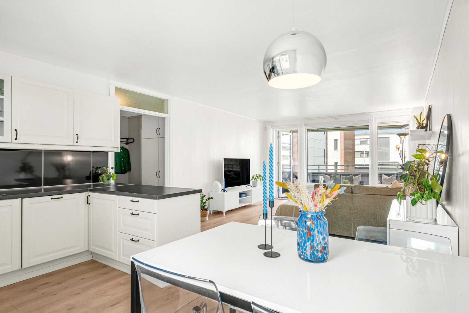 Leilighetens atmosfære oppleves som lett og luftig. Galleribilde