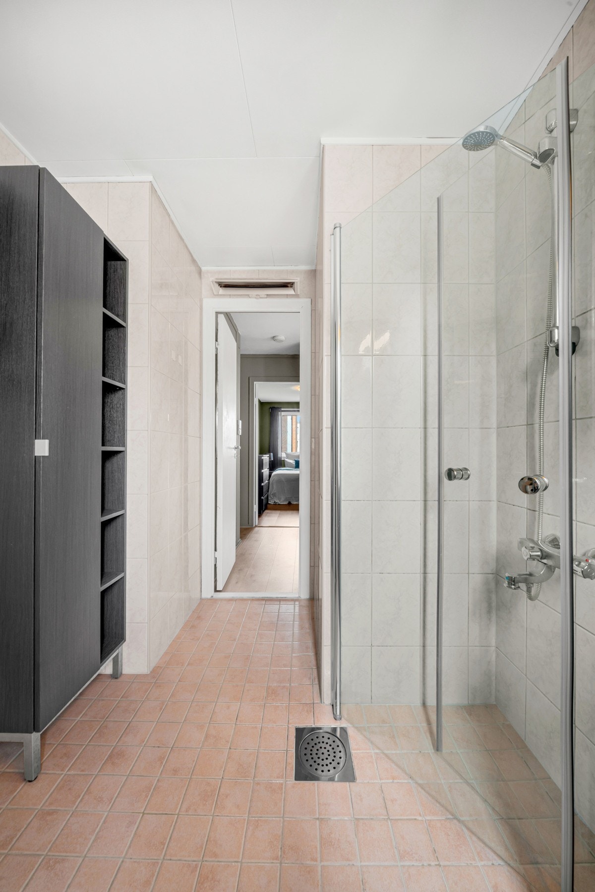 Leiligheten har også et separat toalettrom vegg-i-vegg med badet. Galleribilde