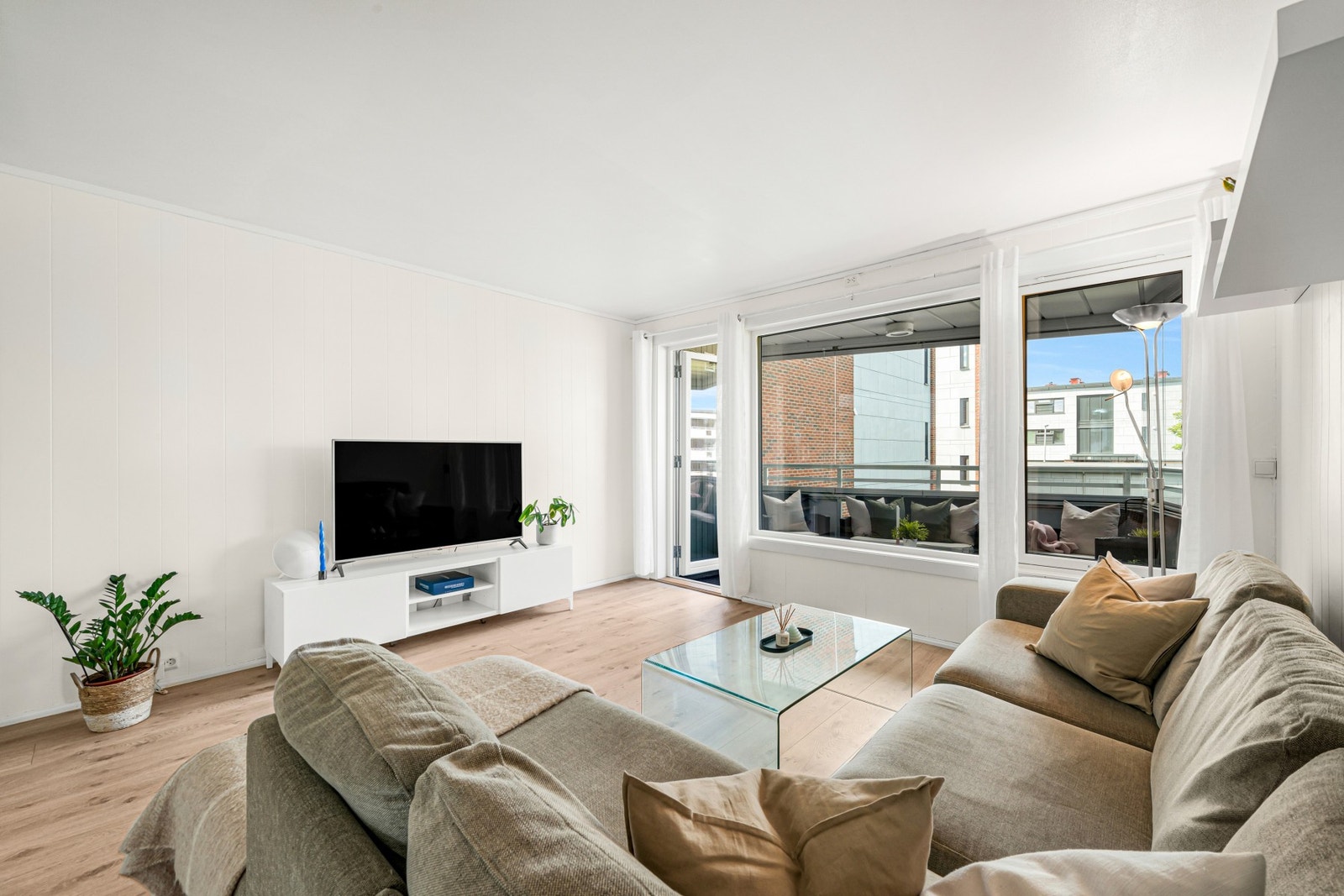 Med store vindusflater og beliggenhet i 2. etasje får man et svært godt lysinnslipp, som forsterkes ytterligere av gjennomlys på stue/kjøkken. Galleribilde