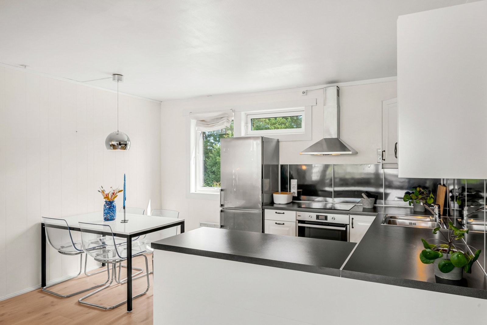 Kjøkkenet har godt med skap- og benkeplass. Galleribilde