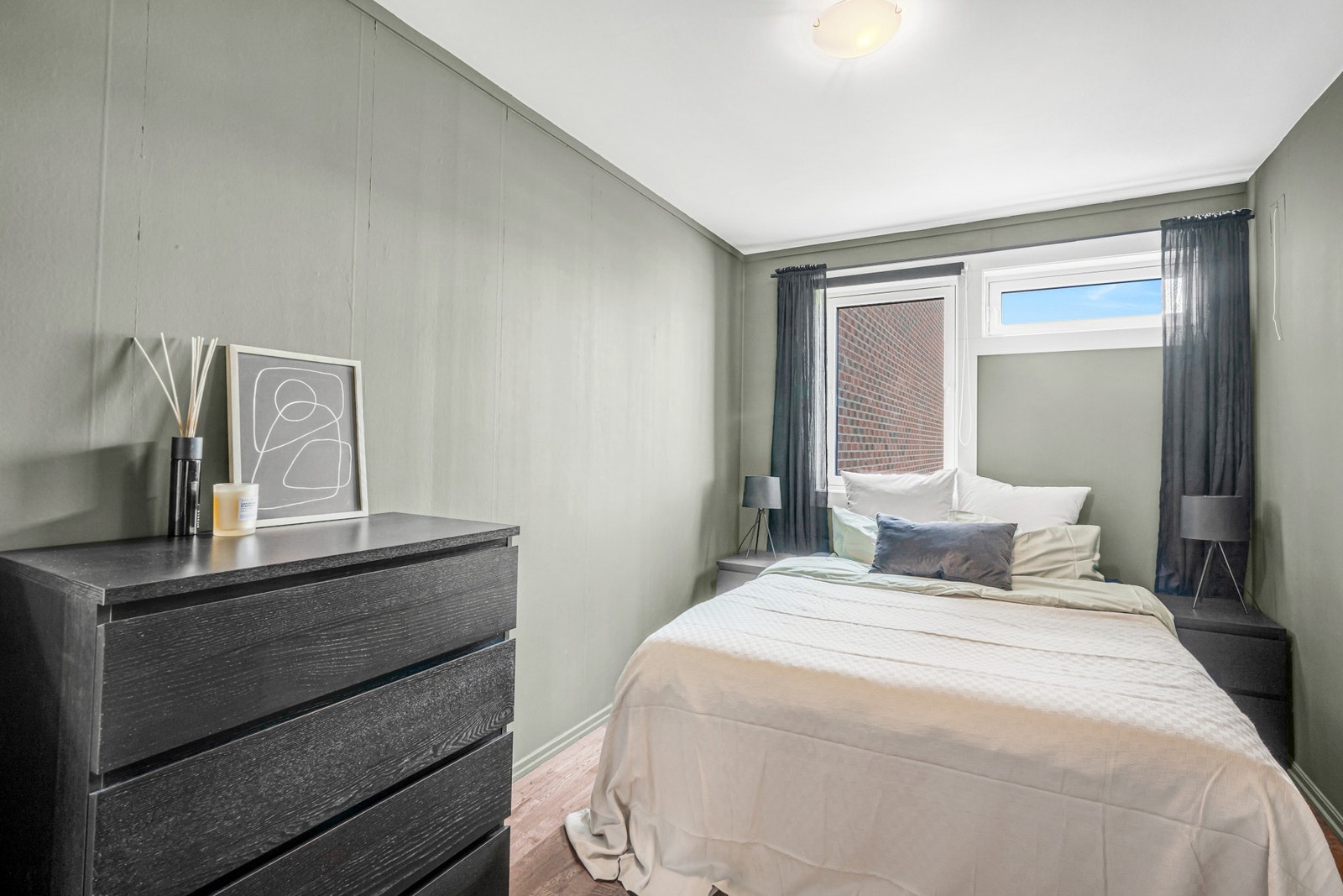 Romslig og innbydende soverom på hele 10 kvm. Galleribilde