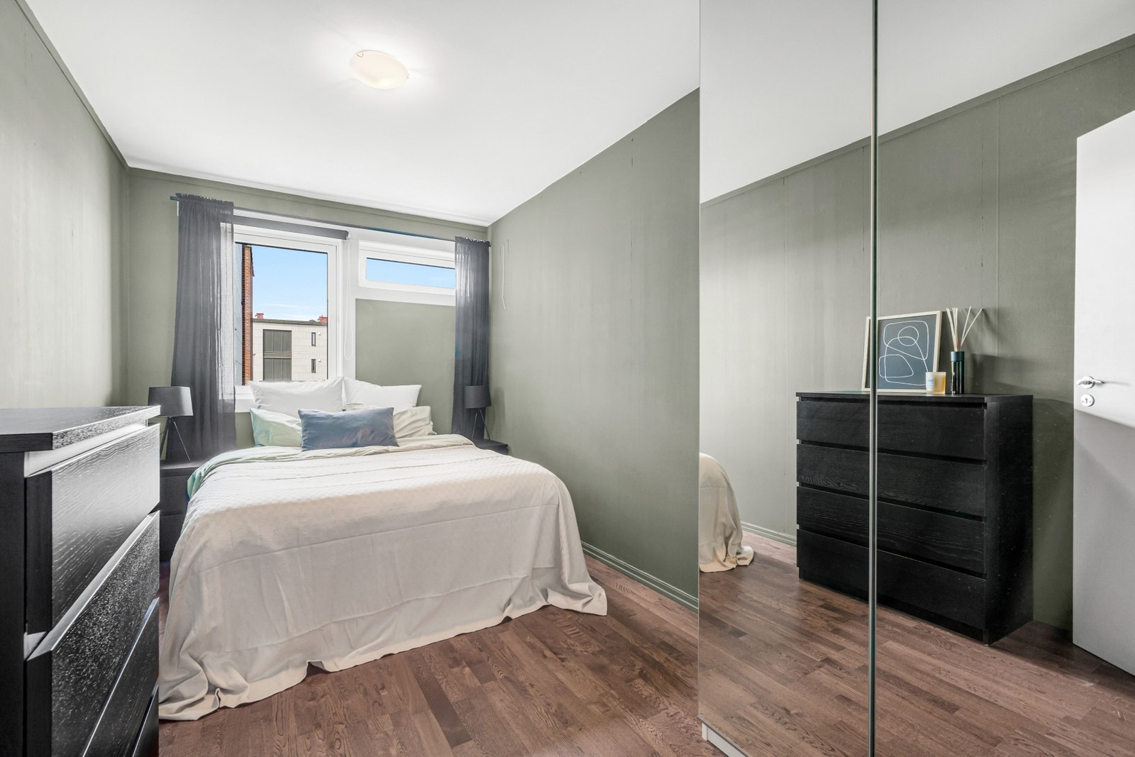 Her er det god plass til dobbeltseng og garderobeløsninger. Galleribilde