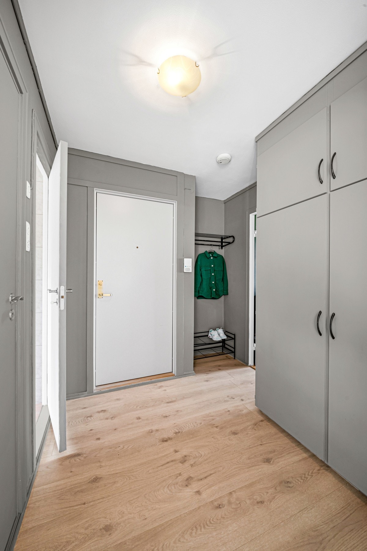 Gang/inngangsparti. Nytt callinganlegg, samt god plass for yttertøy. Sikringsskap med automatsikringer i gang utenfor ytterdør. Galleribilde