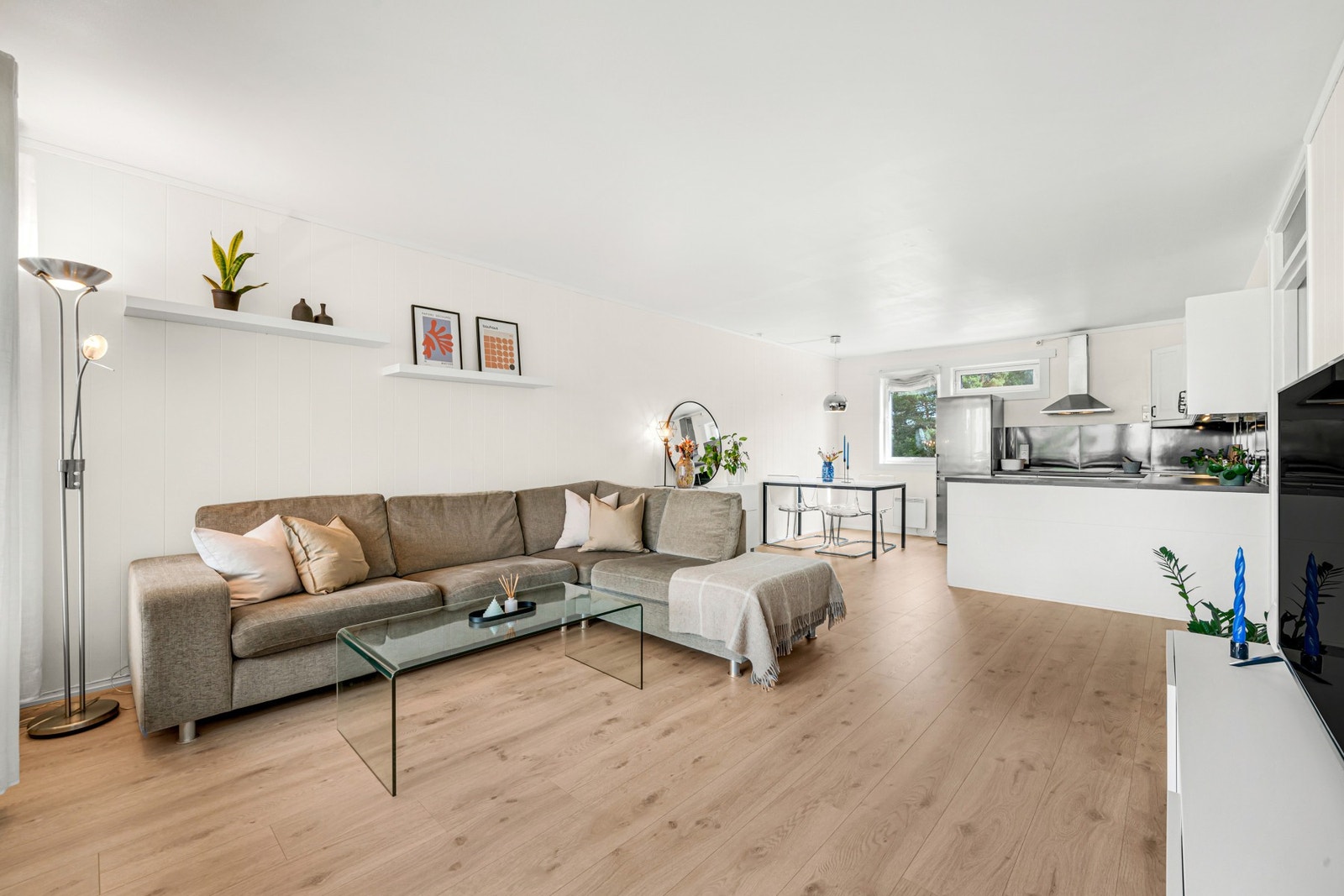 Det ble lagt nytt 1-stavs gulv på stue, kjøkken og i gang i 2016. Alle rom, med unntak av bad, har blitt oppmalt i perioden 2015 - 2022 Galleribilde