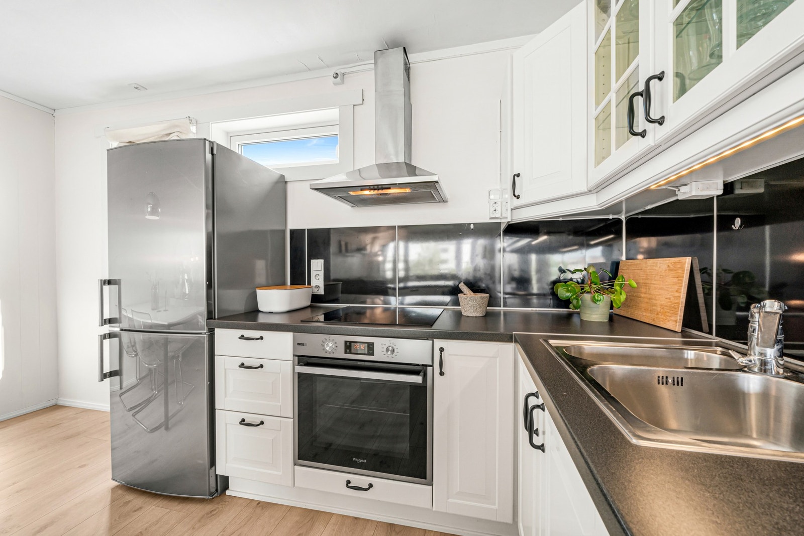 Alle integrerte hvitevarer + kjøleskap følger handelen. Galleribilde