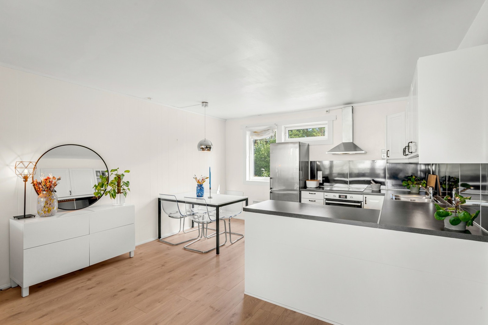 Lyst og oversiktlig kjøkken. Galleribilde