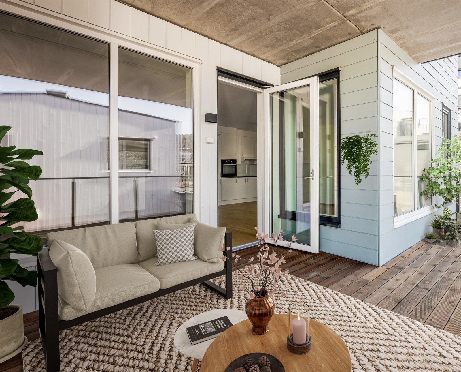 Romslig balkong (digital møblering og illustrasjonsfoto - avvik vil forekomme) Det er støpt dekke på markterrassen. Galleribilde