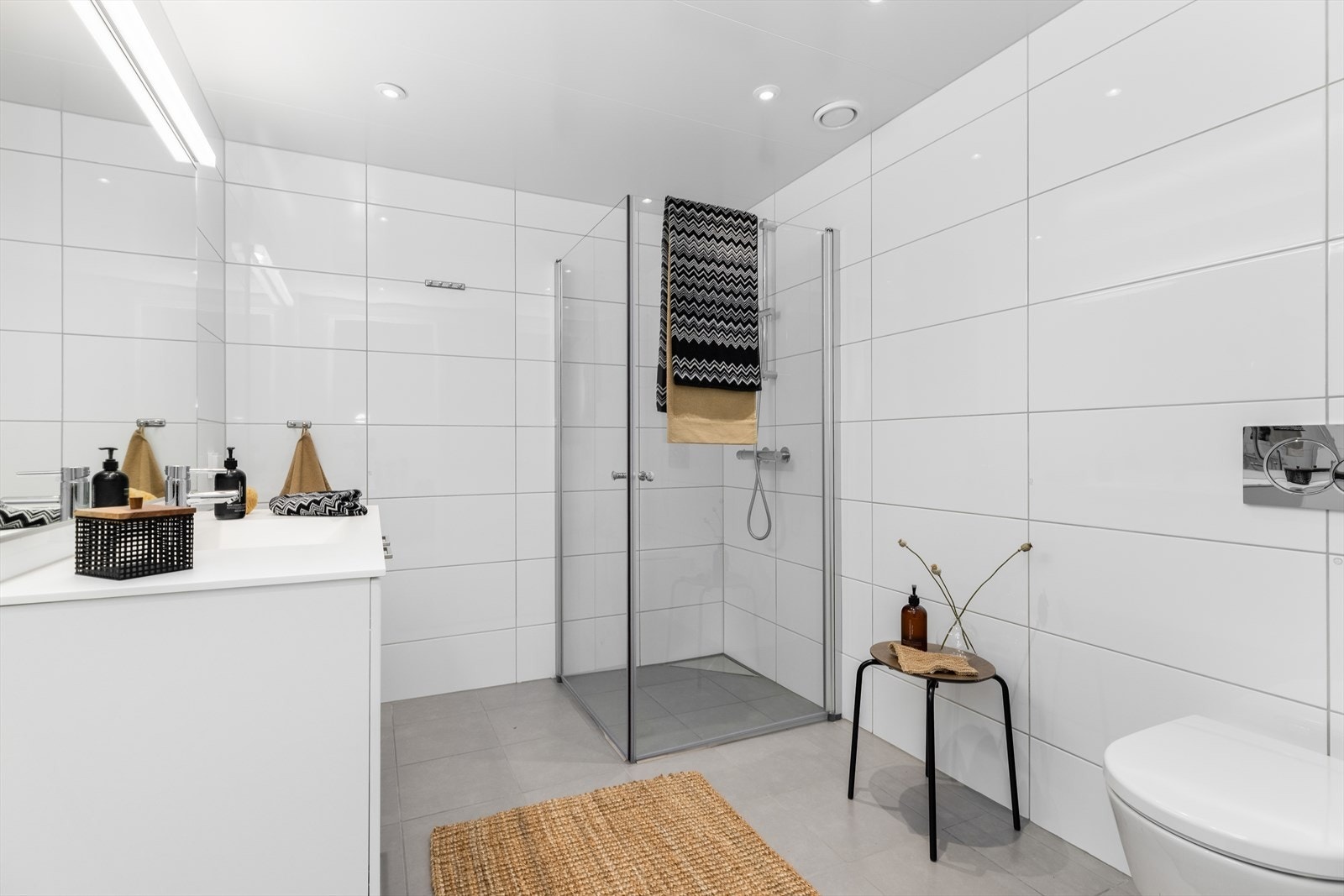 Romslig og flislagt bad med varmekabler på gulv Galleribilde