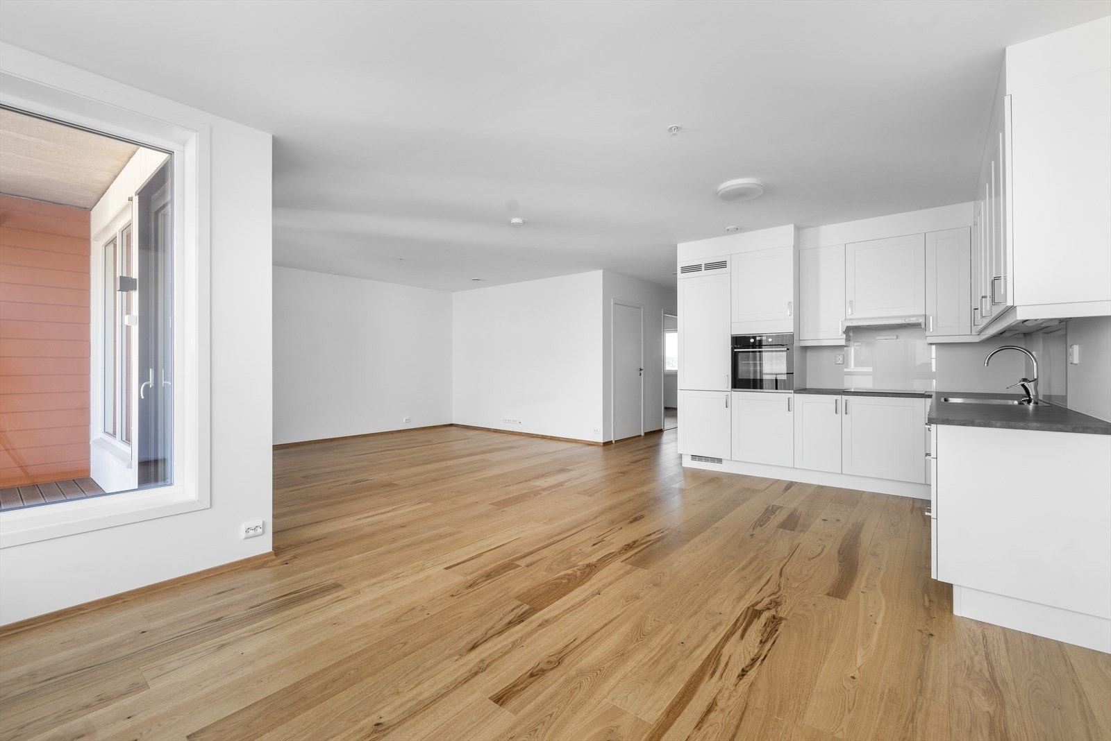 Romslig kjøkken/stue løsning med direkte utgang til romslig markterrasse Galleribilde