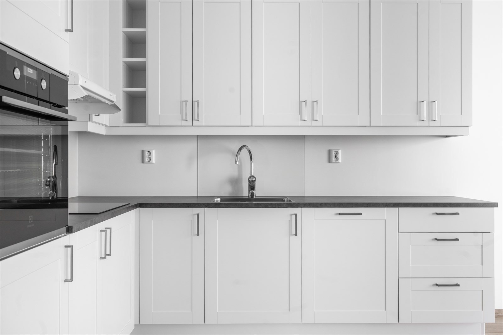 Strai kjøkken med integrerte hvitevarer Galleribilde