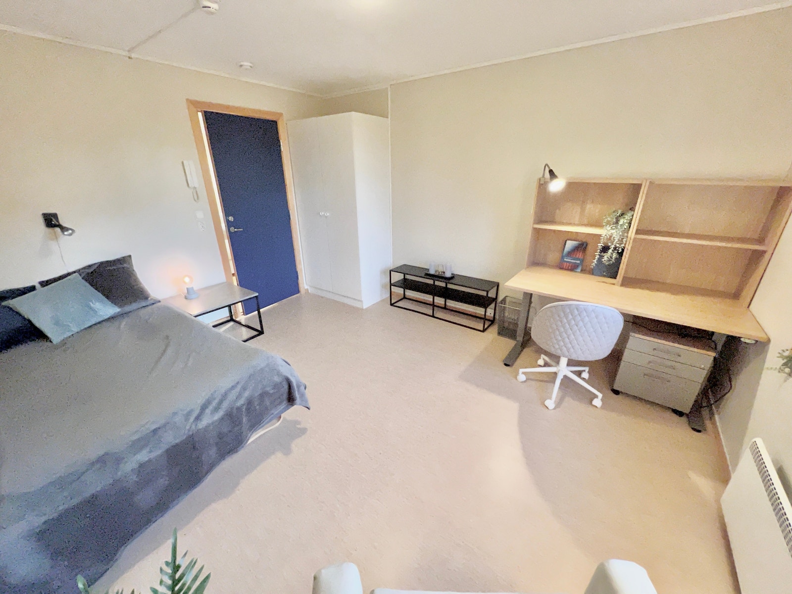 Romslig rom med seng, skap, stol og skrivebord Galleribilde