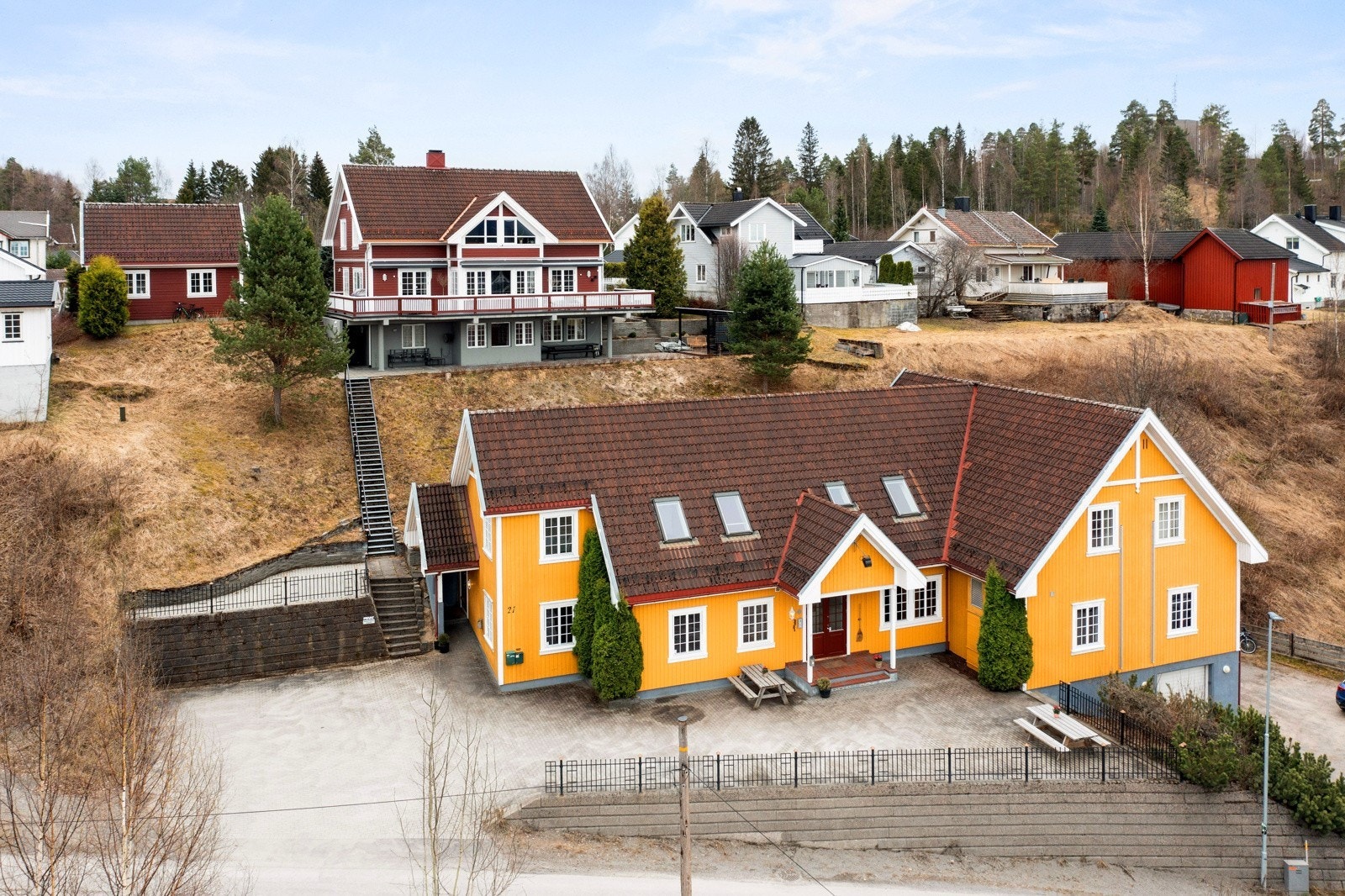 Gode parkeringsmuligheter og sosial uteplass Galleribilde