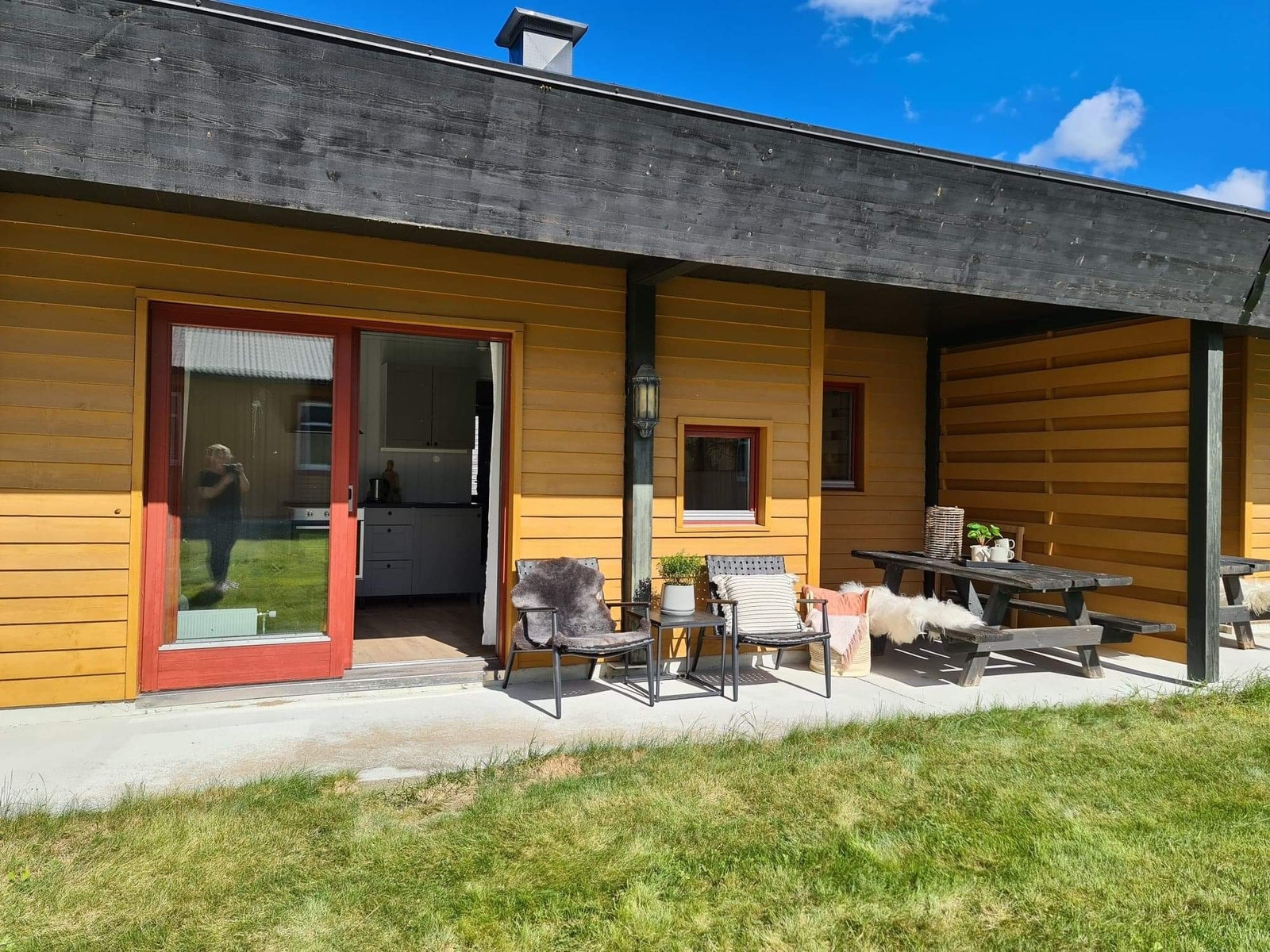 Egen solrik terrasse med gressplen. Galleribilde