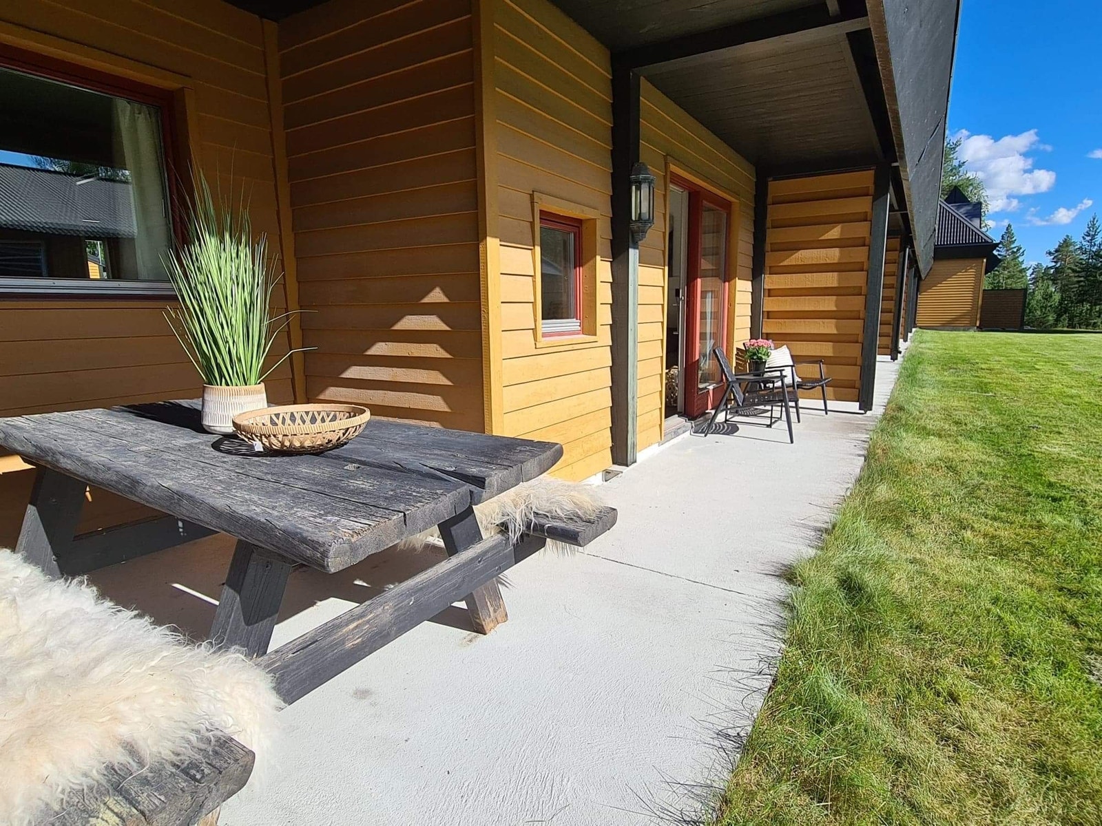 Lun og solrik overbygget terrasse. Galleribilde