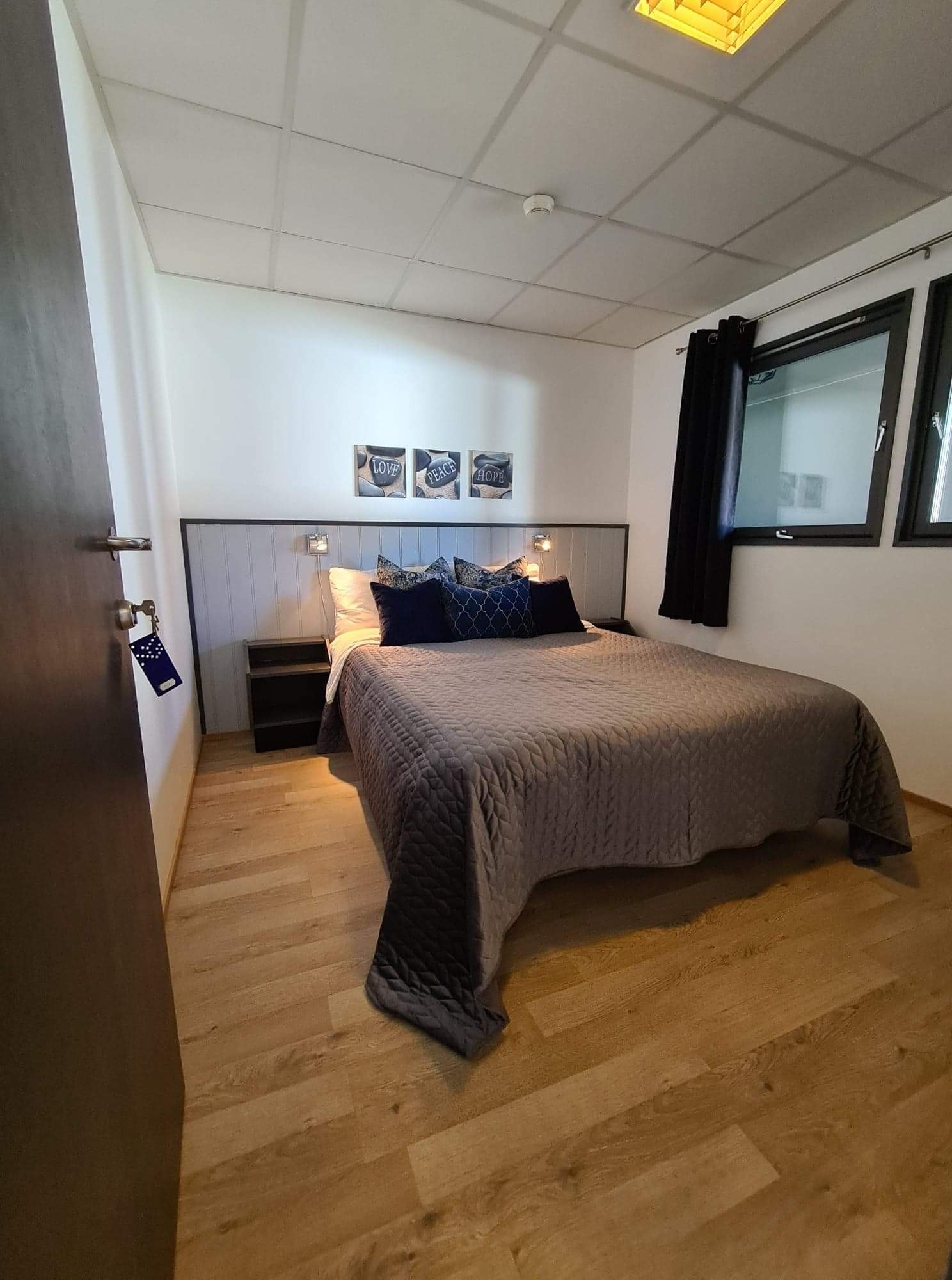 Romslig hovedsoverom med garderobe. Galleribilde