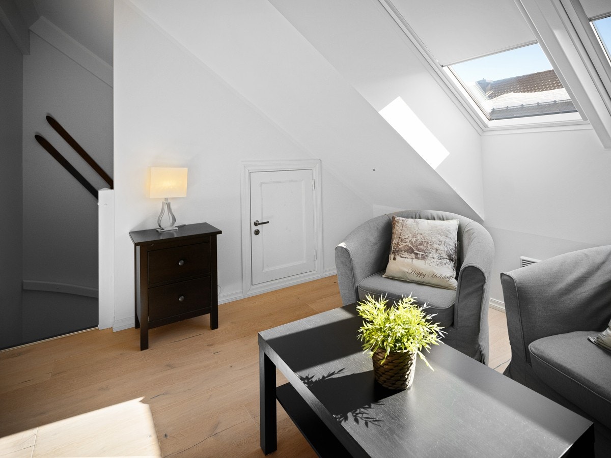 Dør inn til kott i 4. etg fra TV-stuen Galleribilde