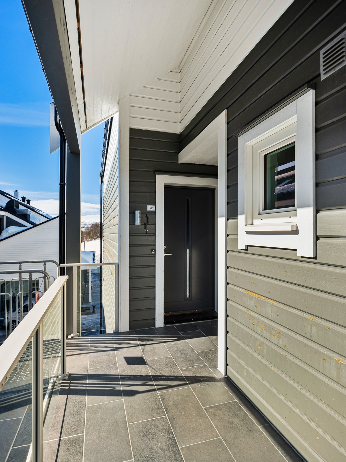 Leiligheten ligger i enden på svalgangen - flotte solforhold på ettermiddagen Galleribilde