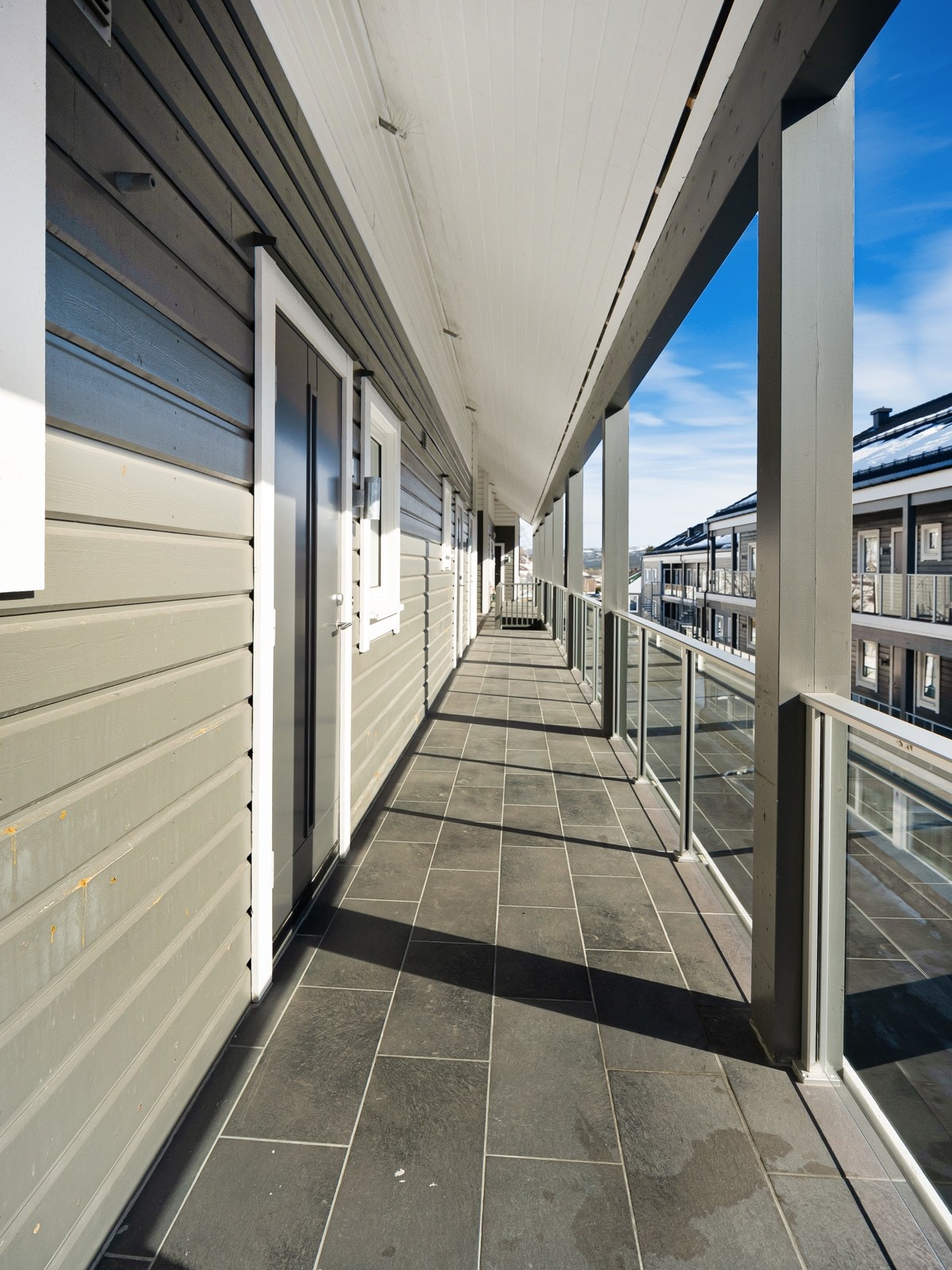 Svalgang med heis/ trapp til hovedplan Galleribilde