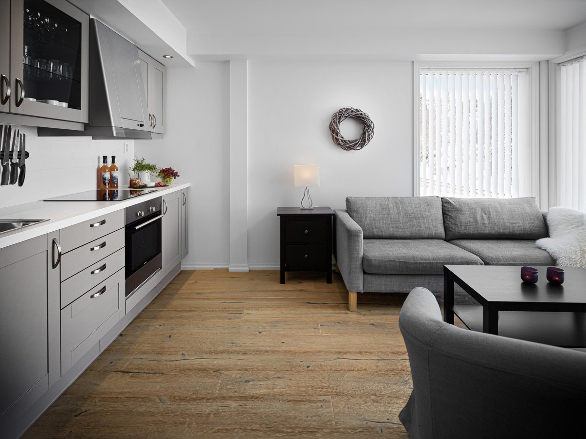 Fint kjøkken med god skap- og benkeplass. Galleribilde