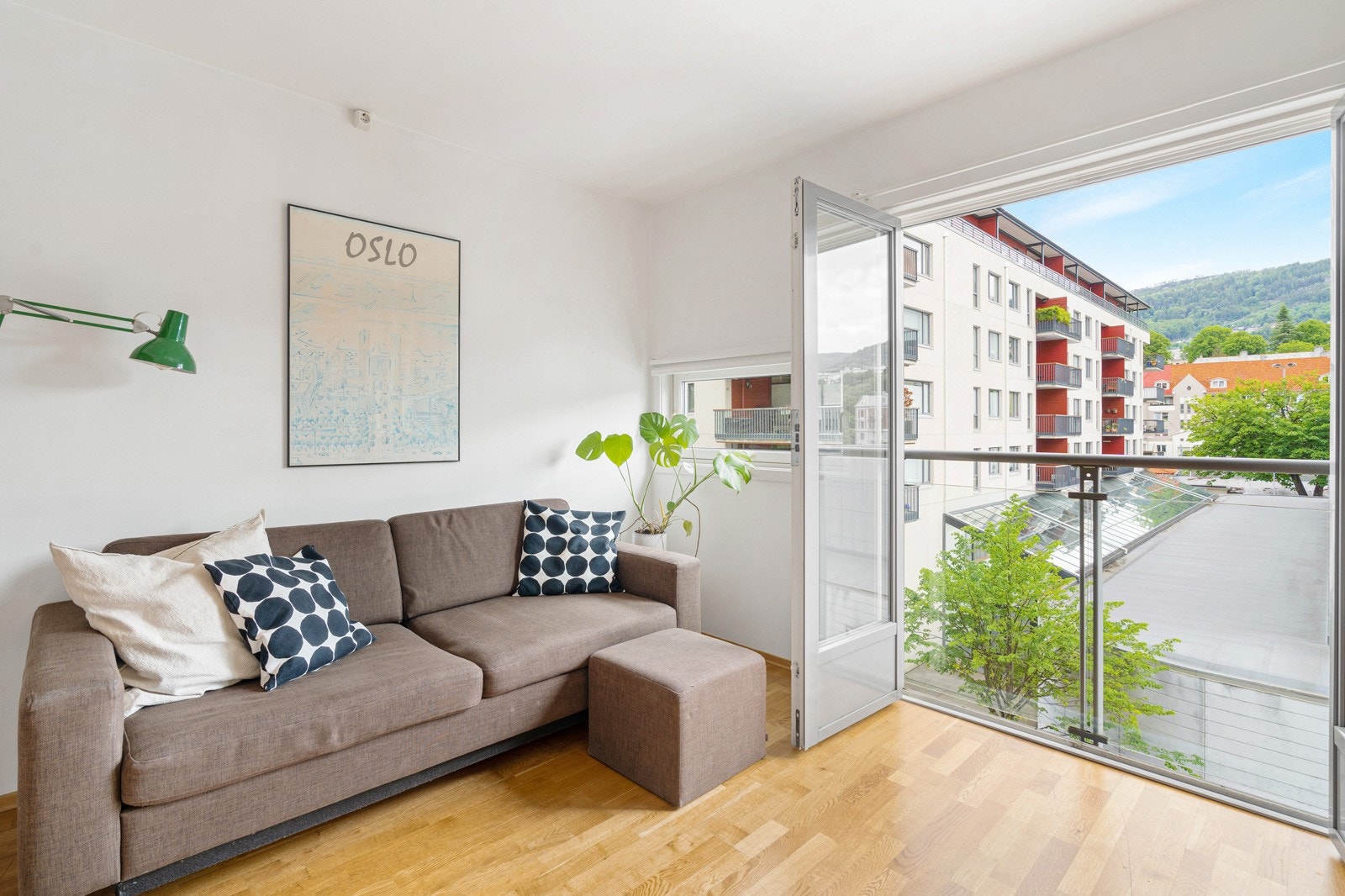 Fransk balkong med fin utsikt mot området og videre mot Fløyen og Ulriken. Galleribilde