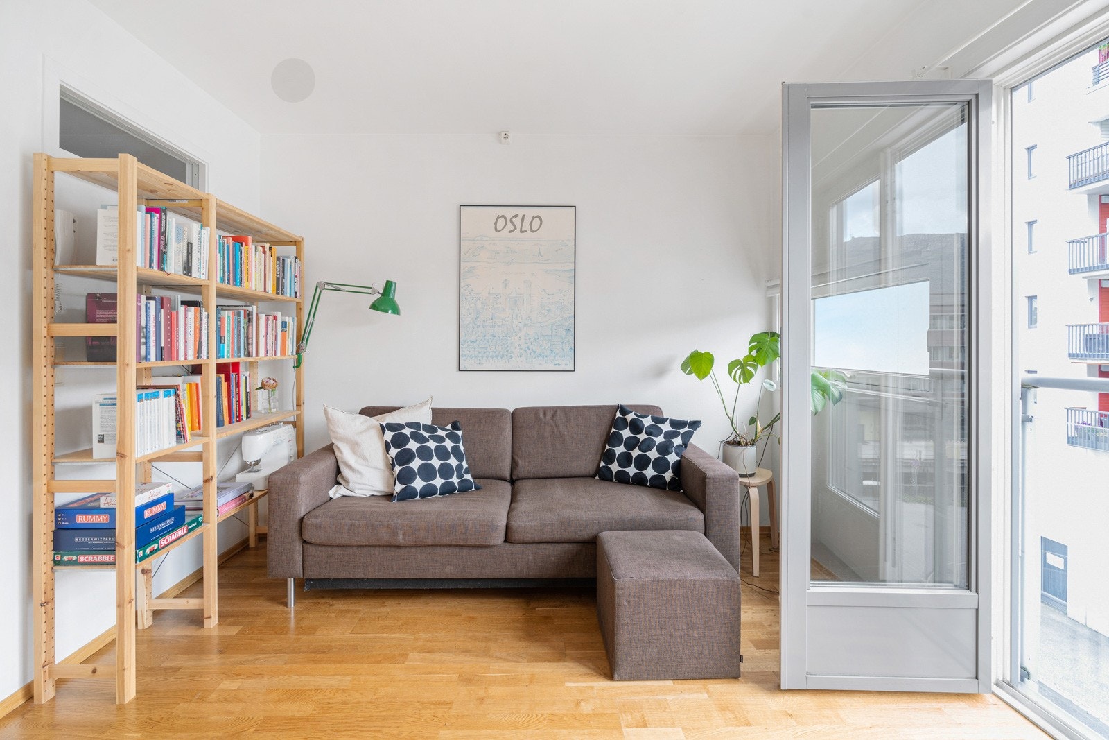 Leiligheten ligger pent til i byggets 4. etasje med heisadkomst, og inneholder entré, stue/kjøkken, bad og sovealkove. Galleribilde