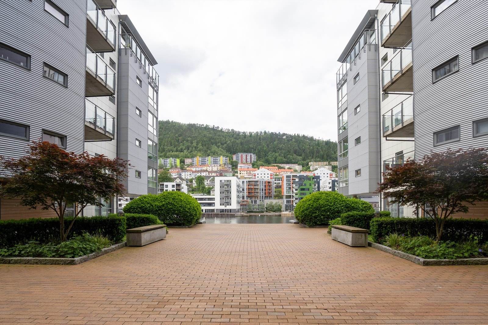 Kort avstand til bryggekanten. Her har du flotte kaipromenader og hyggelige grøntarealer som bidrar til å gjøre dette til et boligkompleks med høy trivsel. Galleribilde