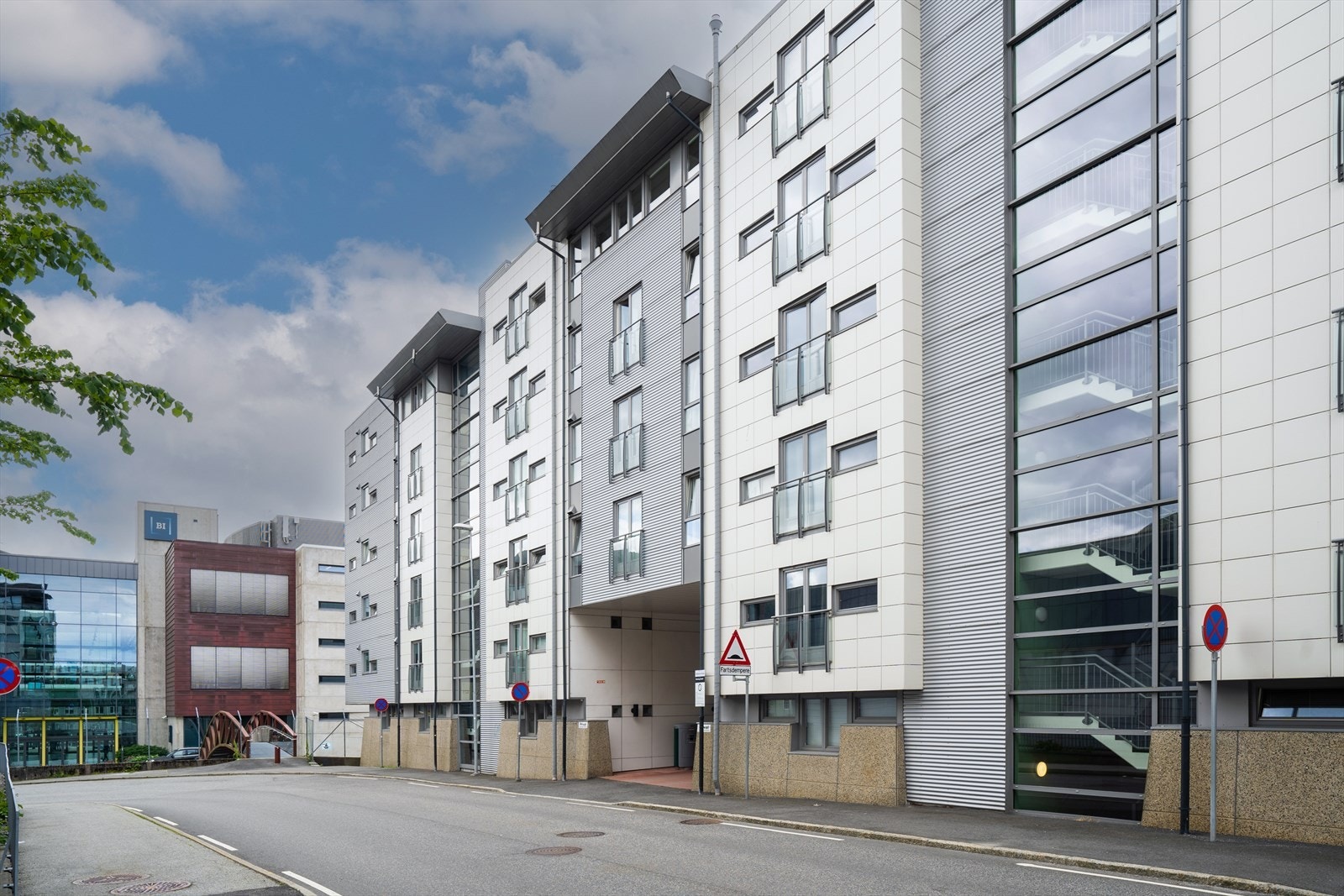 Meget kort gangavstand til Handelshøyskolen BI, som er nærmeste "nabo". Galleribilde