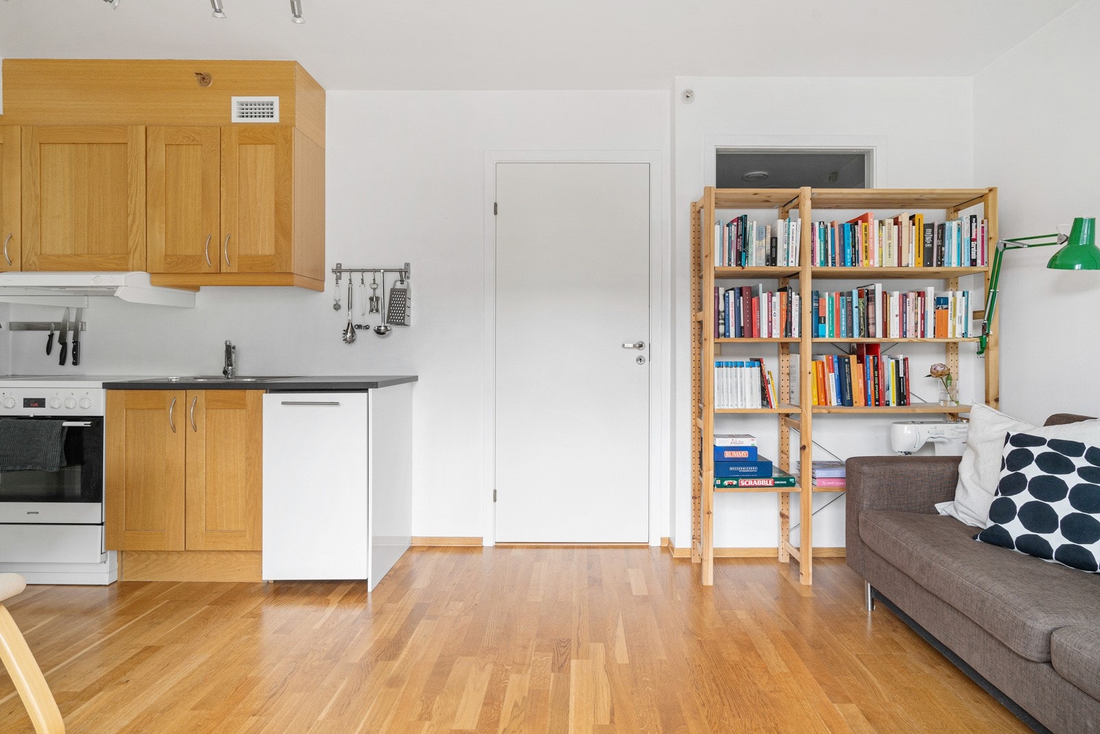 Hovedrommet gir godt med plass til sofa- og TV krok og annet ønsket møblement samt en hyggelig kjøkkenkrok. Galleribilde