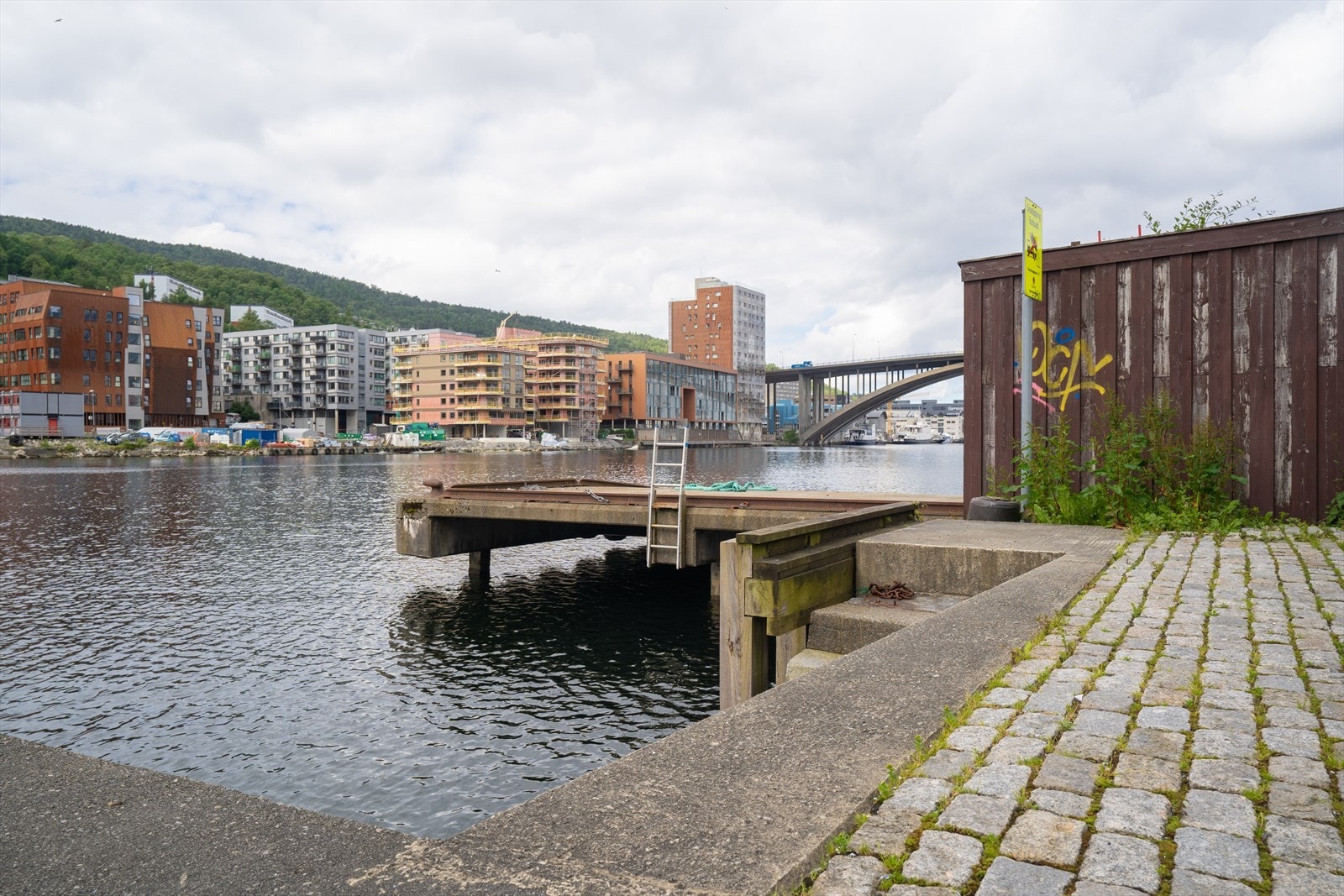 Borettslaget ligger fint til ved sjøen. Området er det ideelle stedet for deg som ønsker å bo sentralt og samtidig med sjøen som din nærmeste "nabo". Galleribilde