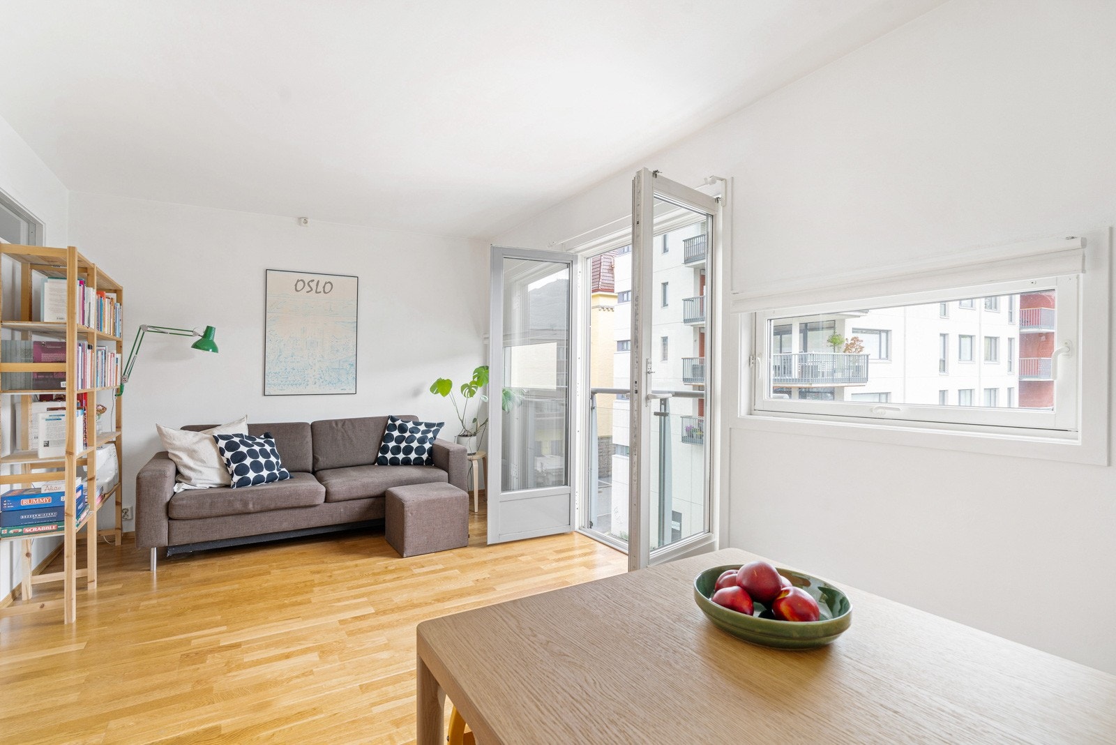 Stuen er lys og romslig med god plass til sofagruppe og spisestue. Galleribilde