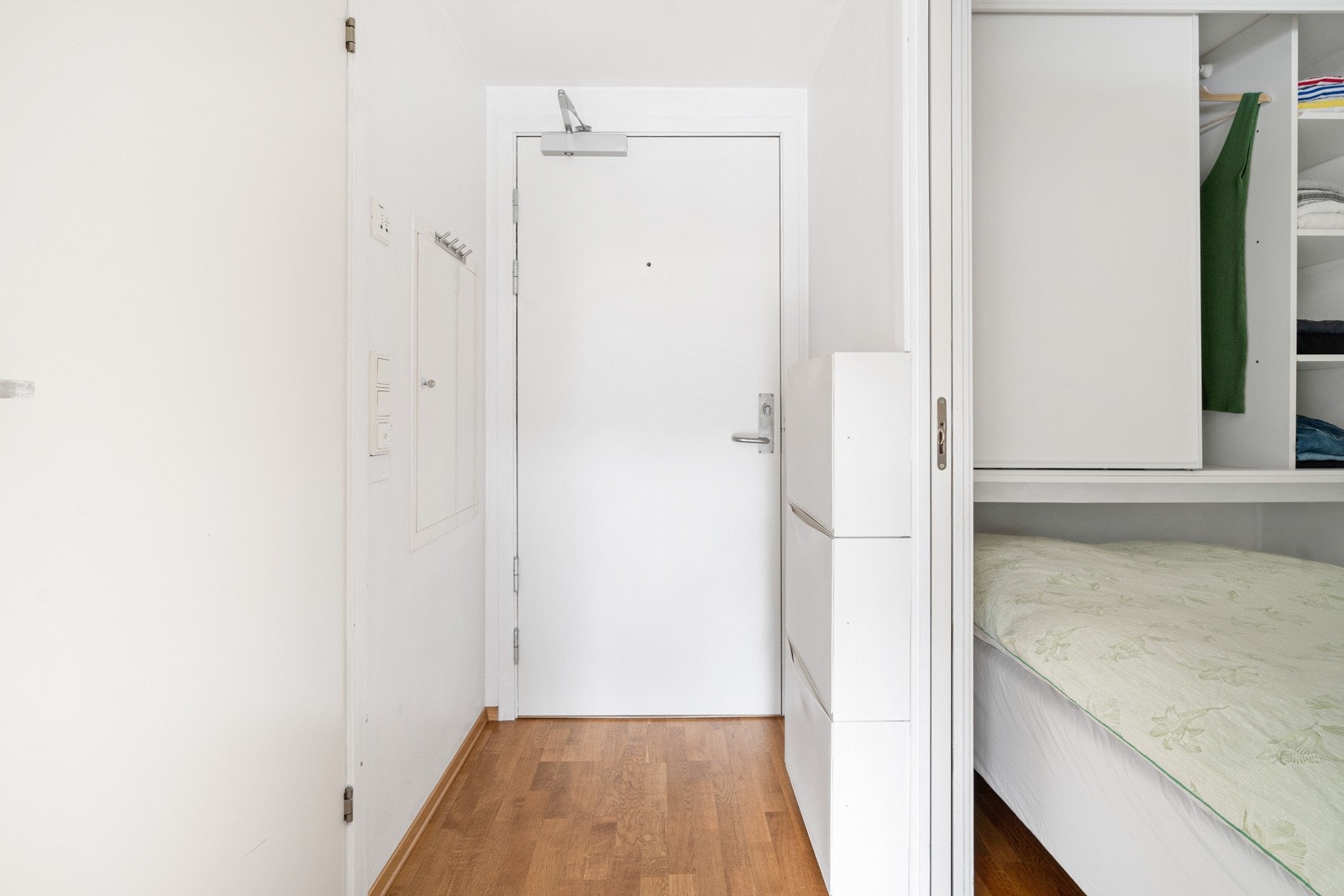 Velkommen inn! Lys og pen éntre med plass til oppbevaring. Galleribilde