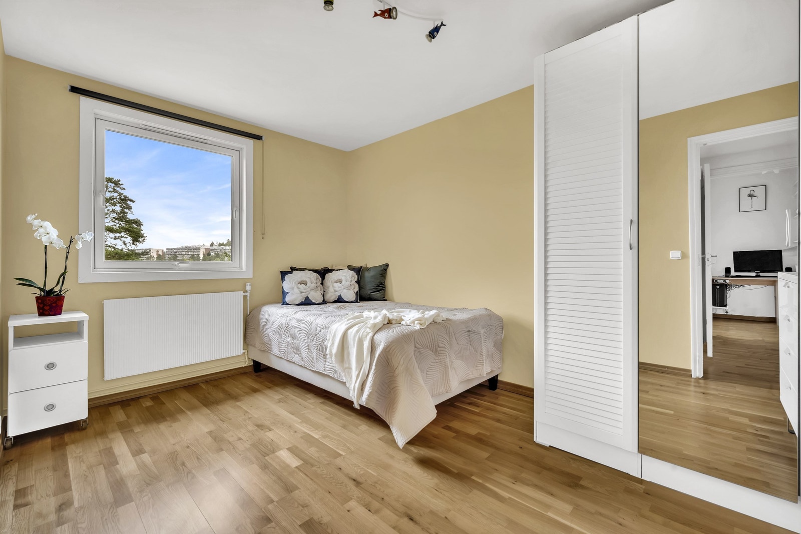 Soverom 2 med medfølgende garderobeskap. Galleribilde