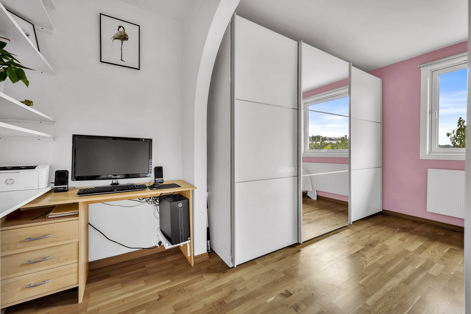 Hovedsoverom med god plass til dobbeltseng og 2 medfølgende garderobeskap. Galleribilde