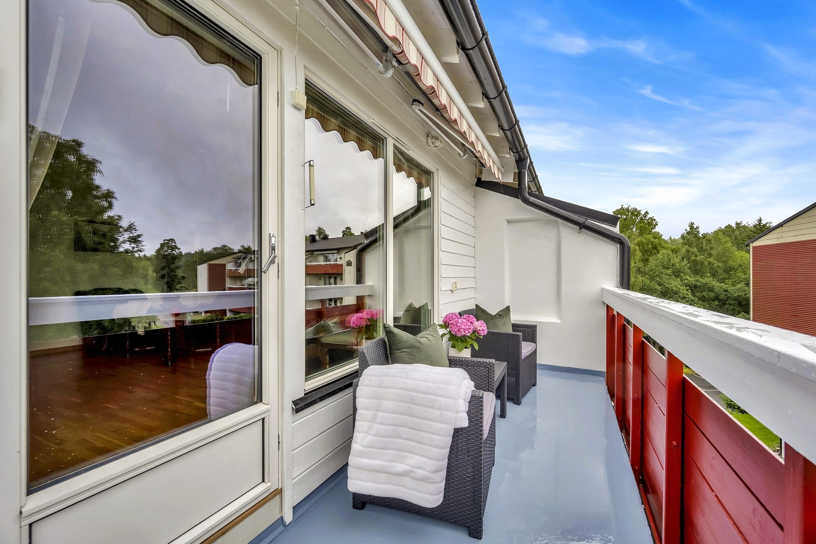 Flott balkong med sol fra tidlig formiddag og godt utover ettermiddagen om sommeren. Galleribilde