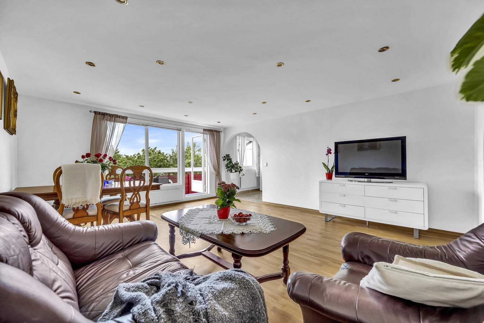 Stuen har god plass til både en sofagruppe og spisested. Alternativt er det plass til et kaffebord i det du går inn på kjøkkenet. Galleribilde