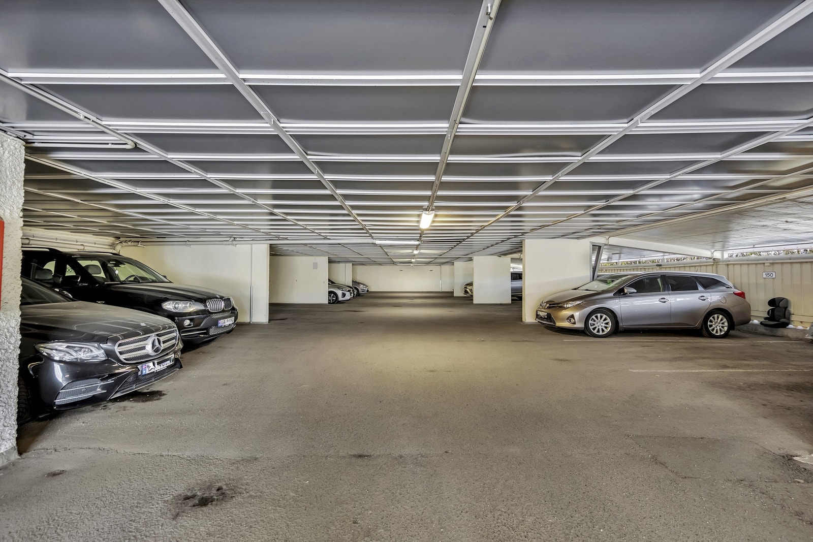 Parkeringsplass i felles garasjeanlegg medfølger. Opplegg for lader til elbil. Galleribilde