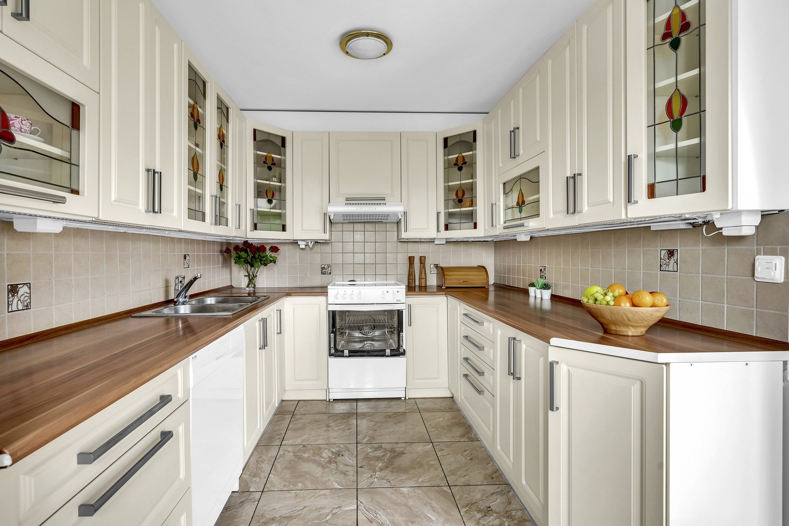 Oppvaskmaskin og komfyr medfølger. Godt med stikkontakter under overskapene. Galleribilde