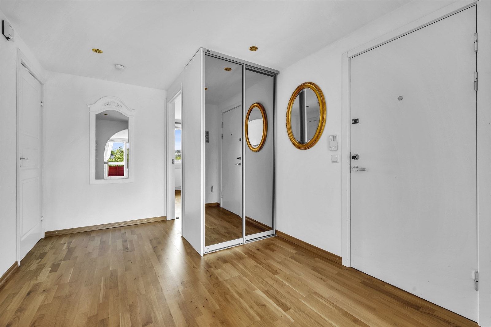 Dette er en gjennomgående toppleilighet i lyse farger og med god standard. Galleribilde