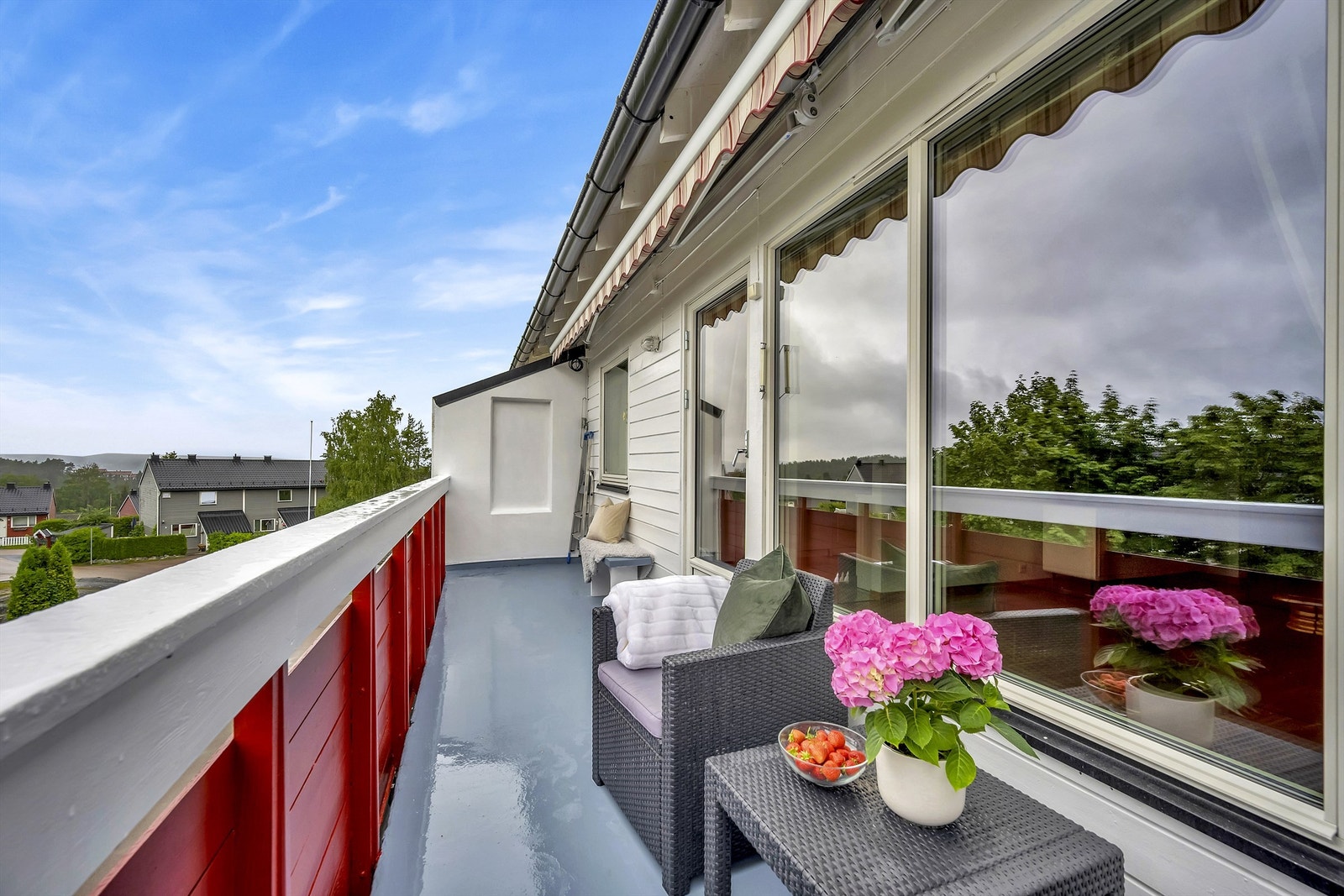 Balkongen er sørvestvendt og måler ca. 10 kvm. Galleribilde