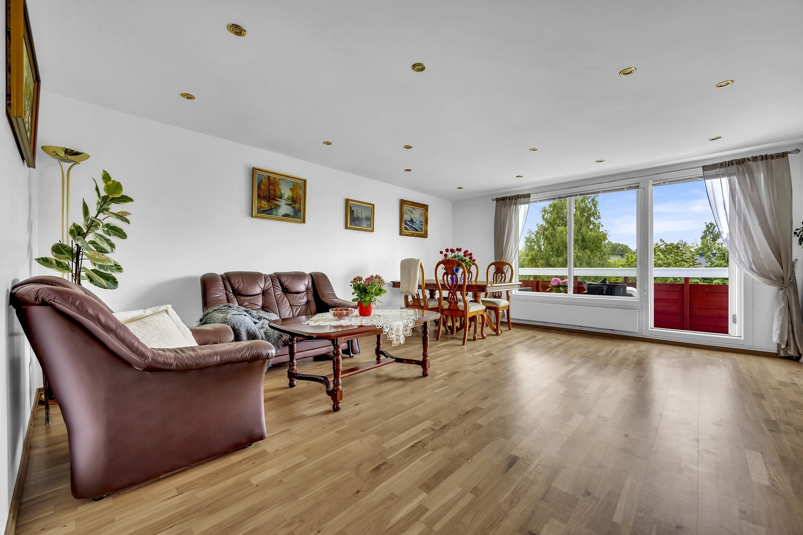 Boligen består av 2 soverom, romslig stue, delvis åpen kjøkkenløsning mot en liten spiseplass, bad, toalett og en solrik balkong. I tillegg følger kjellerbod og garasjeplass med. Galleribilde