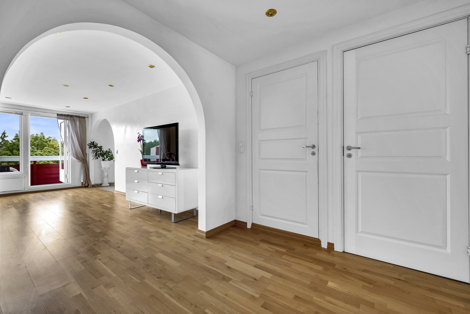 3-stavs parkett på gulvet i stuen, gangen og på begge soverom. Flislagt gulv med varme på badet, toalettrommet og kjøkkenet. Galleribilde