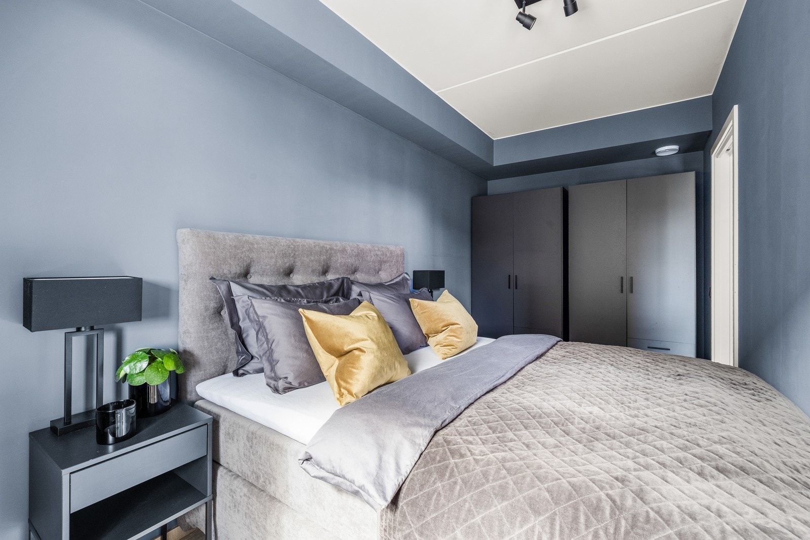 Hovedsoverommet har praktisk løsning med to skyvedører. Det er to store garderobeskap langs veggen. Galleribilde