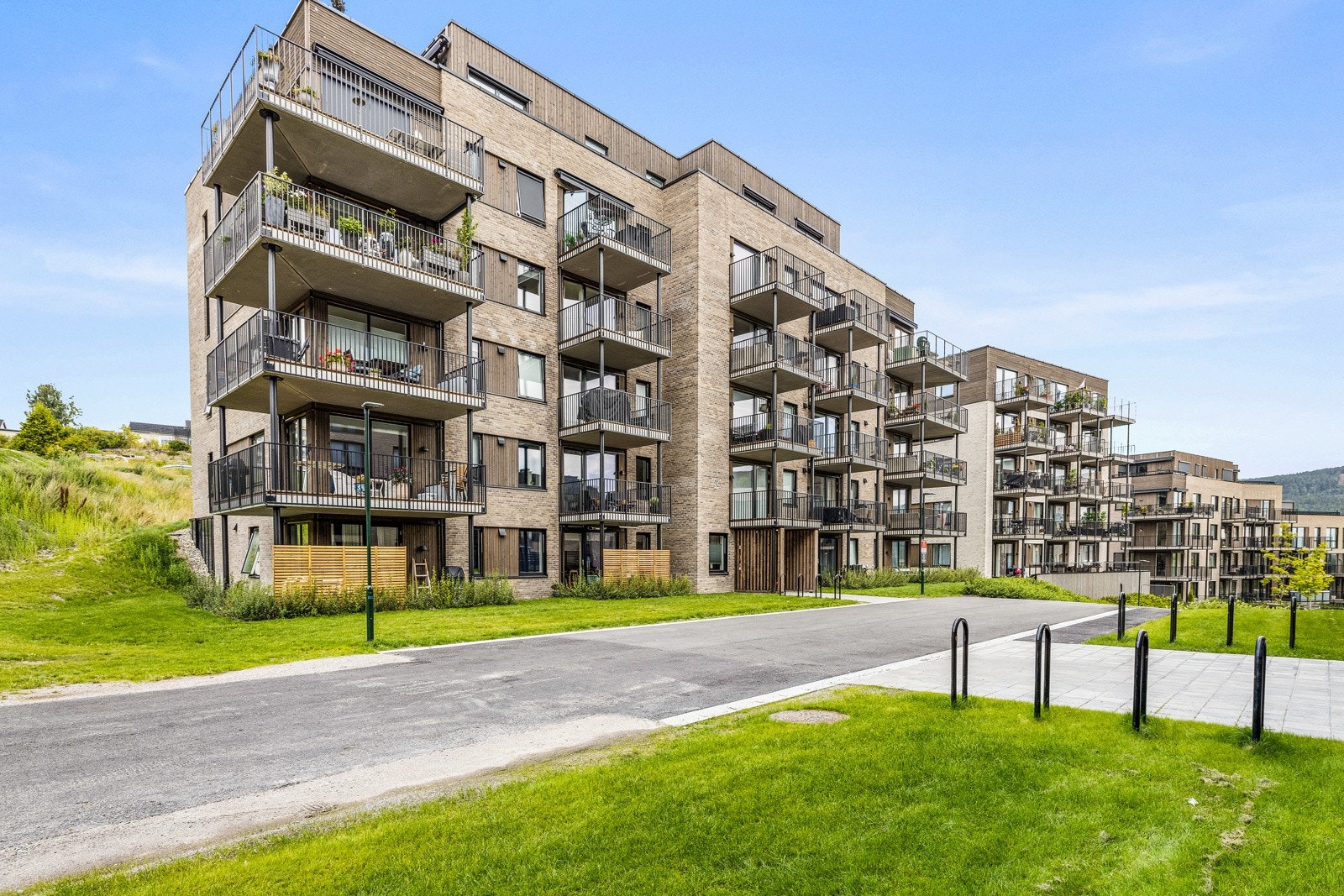 Leiligheten ligger i et nytt boligfelt, rett ved marka, og med gangavstand til alt du trenger. Galleribilde