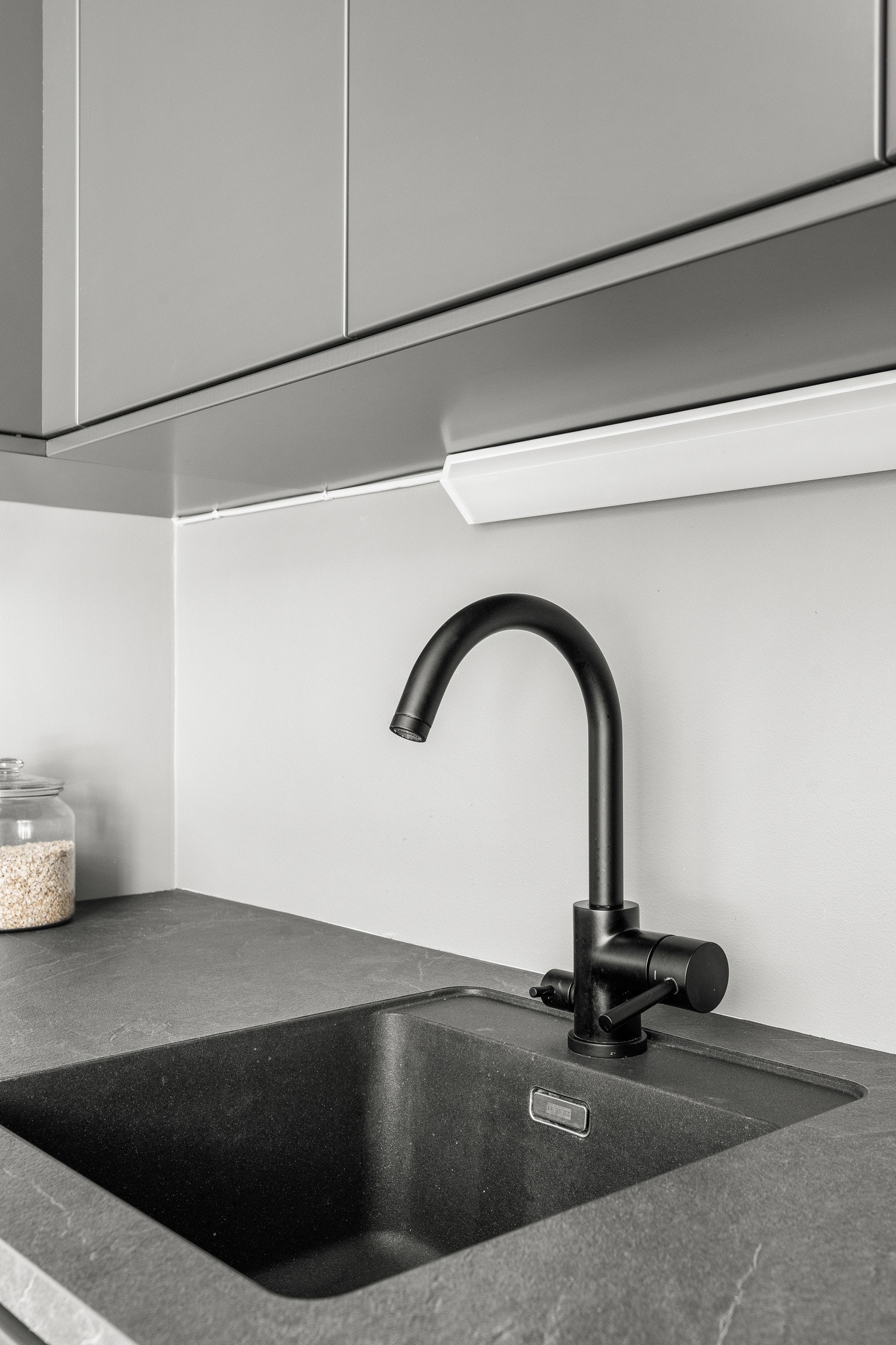 Det er sort underlimt oppvaskkum med ettgreps blandebatteri i benk. Galleribilde