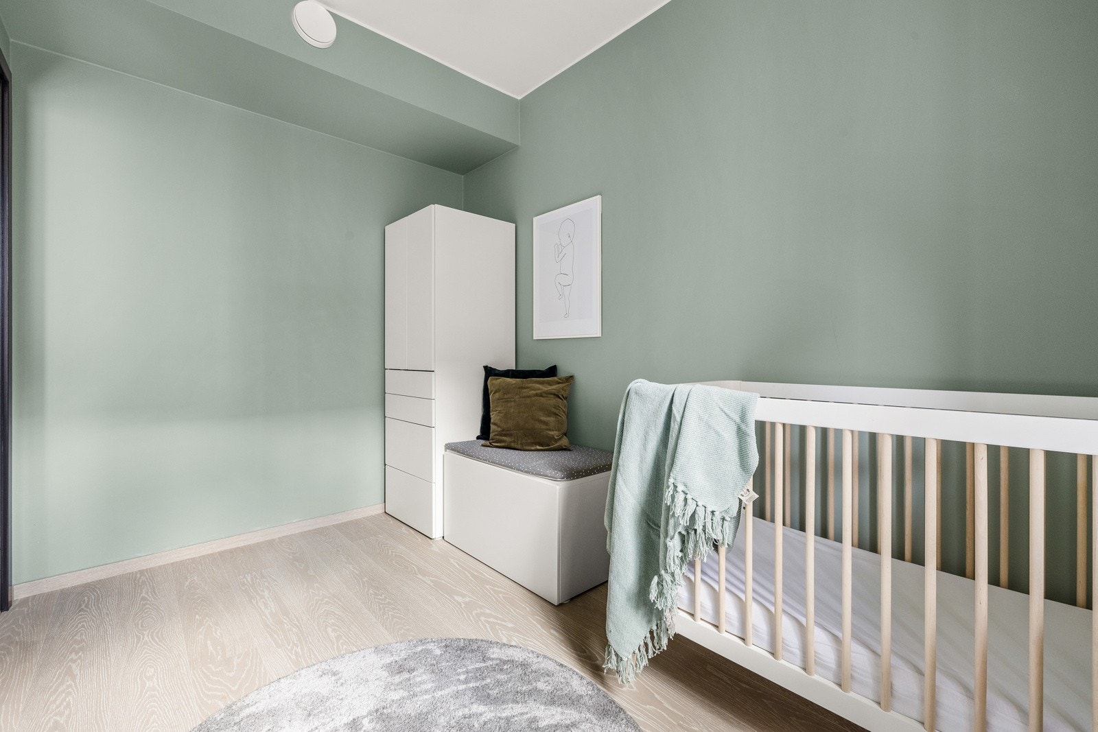 Rommet er malt i lun og delikat grønntone. Galleribilde