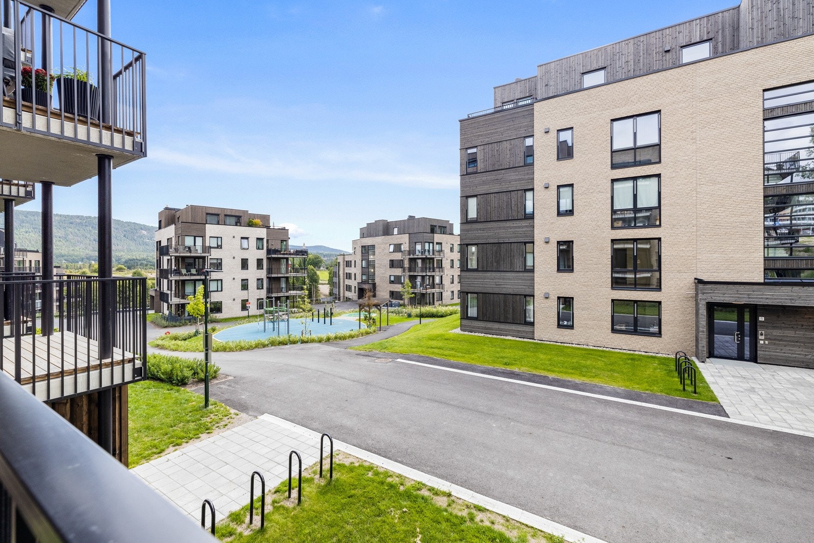 Hyggelig utsikt mot sameiets fellesområder og naturen rundt. Galleribilde