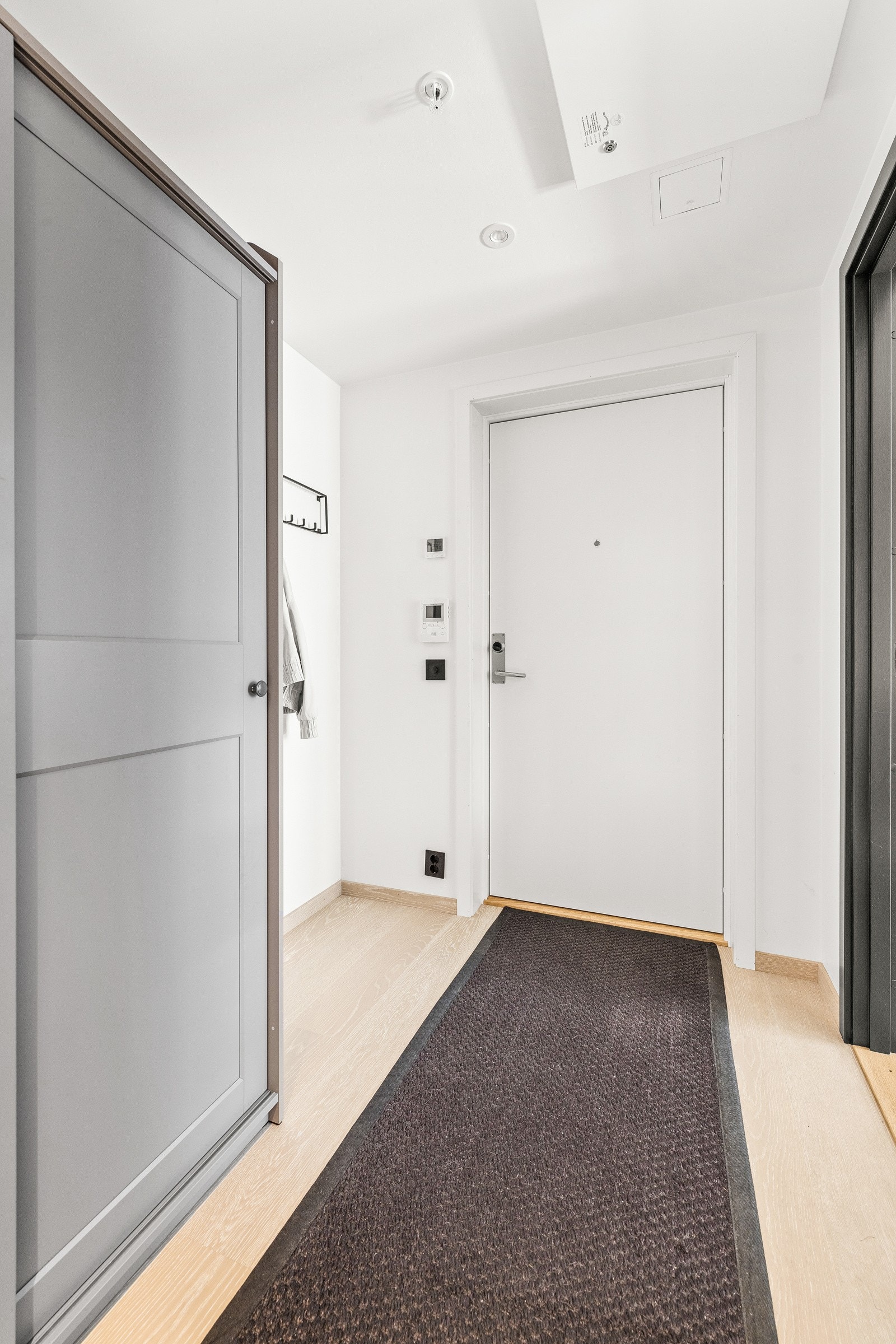 Entréen er lys og romslig med god plass til å henge fra seg yttertøy på i en stor skyvedørsgarderobe. Galleribilde