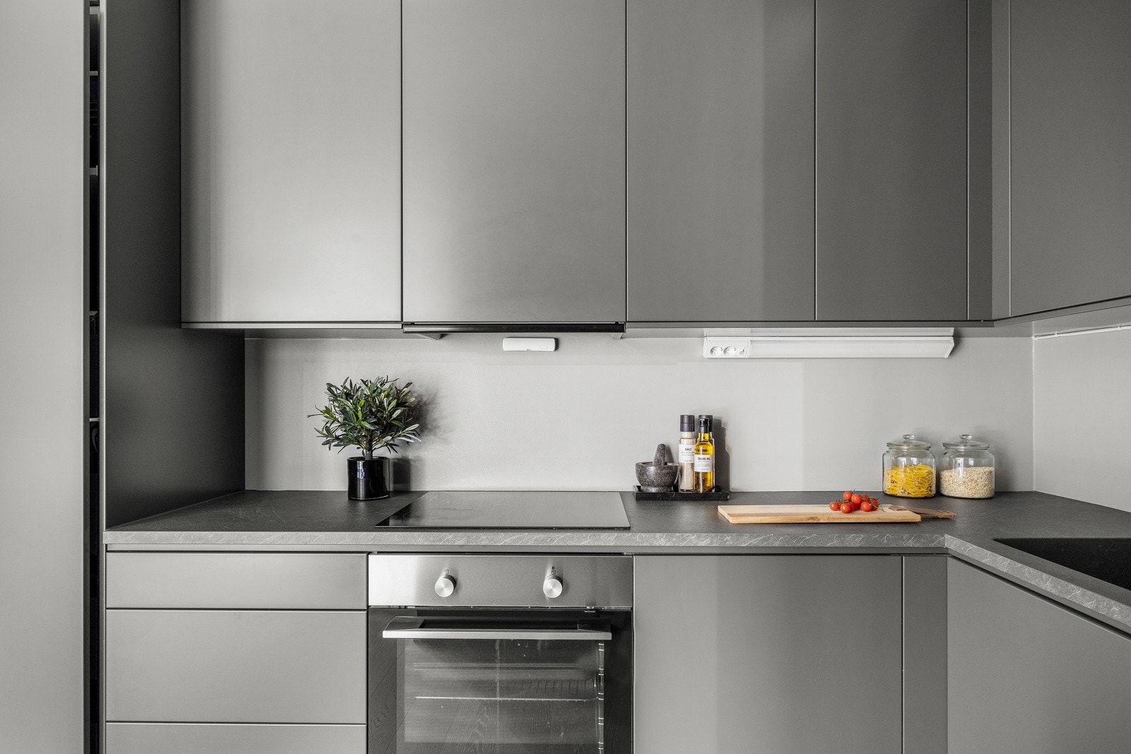 Kjøkkenet har laminat benkeplate og glatte fronter med soft lock. Galleribilde