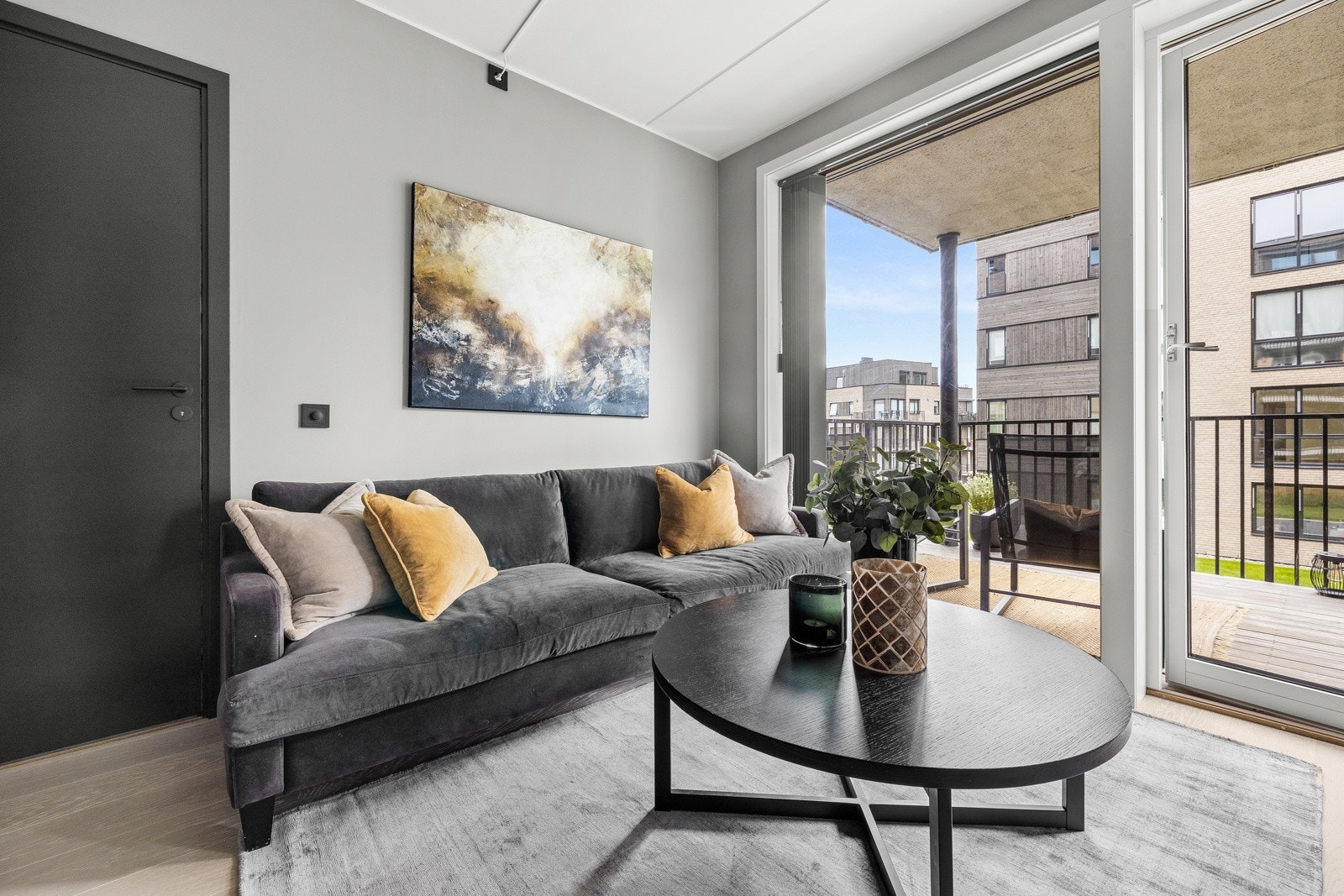 Stuen er lys og hyggelig med god plass til sofagruppe og stuebord. Galleribilde