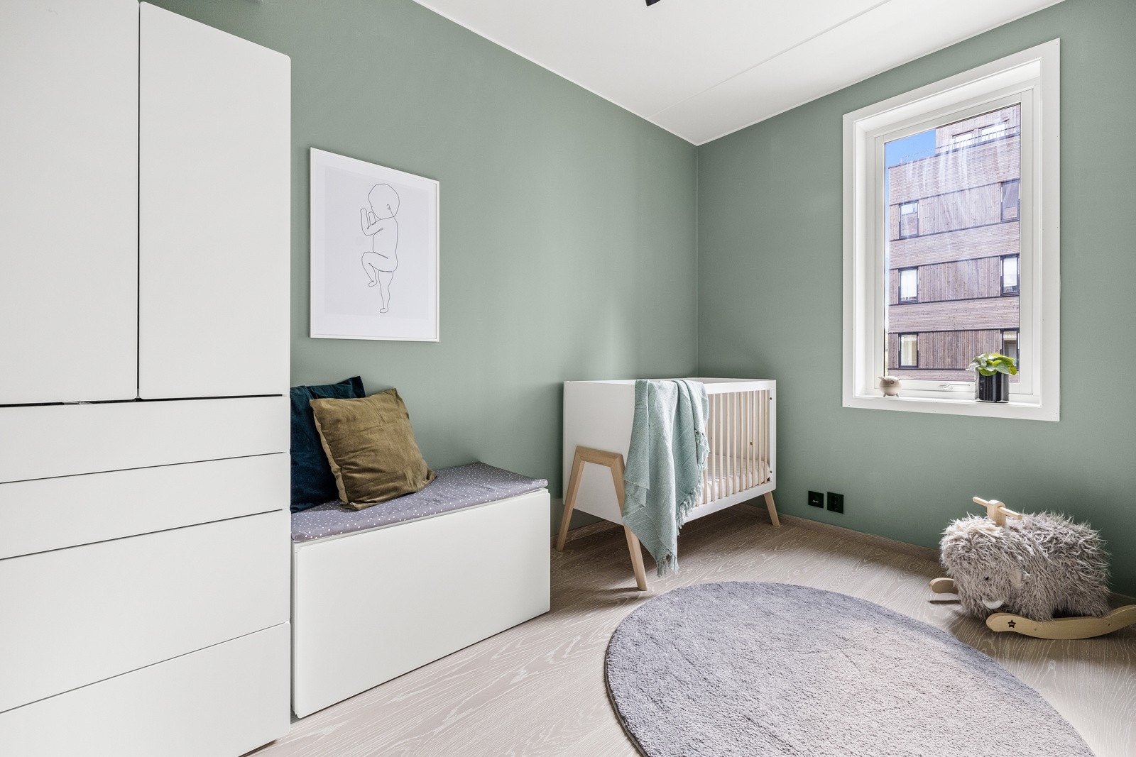 Det andre soverommet blir i dag benyttet som barnerom og har plass til seng, garderobe og evt. skrivepult. Galleribilde